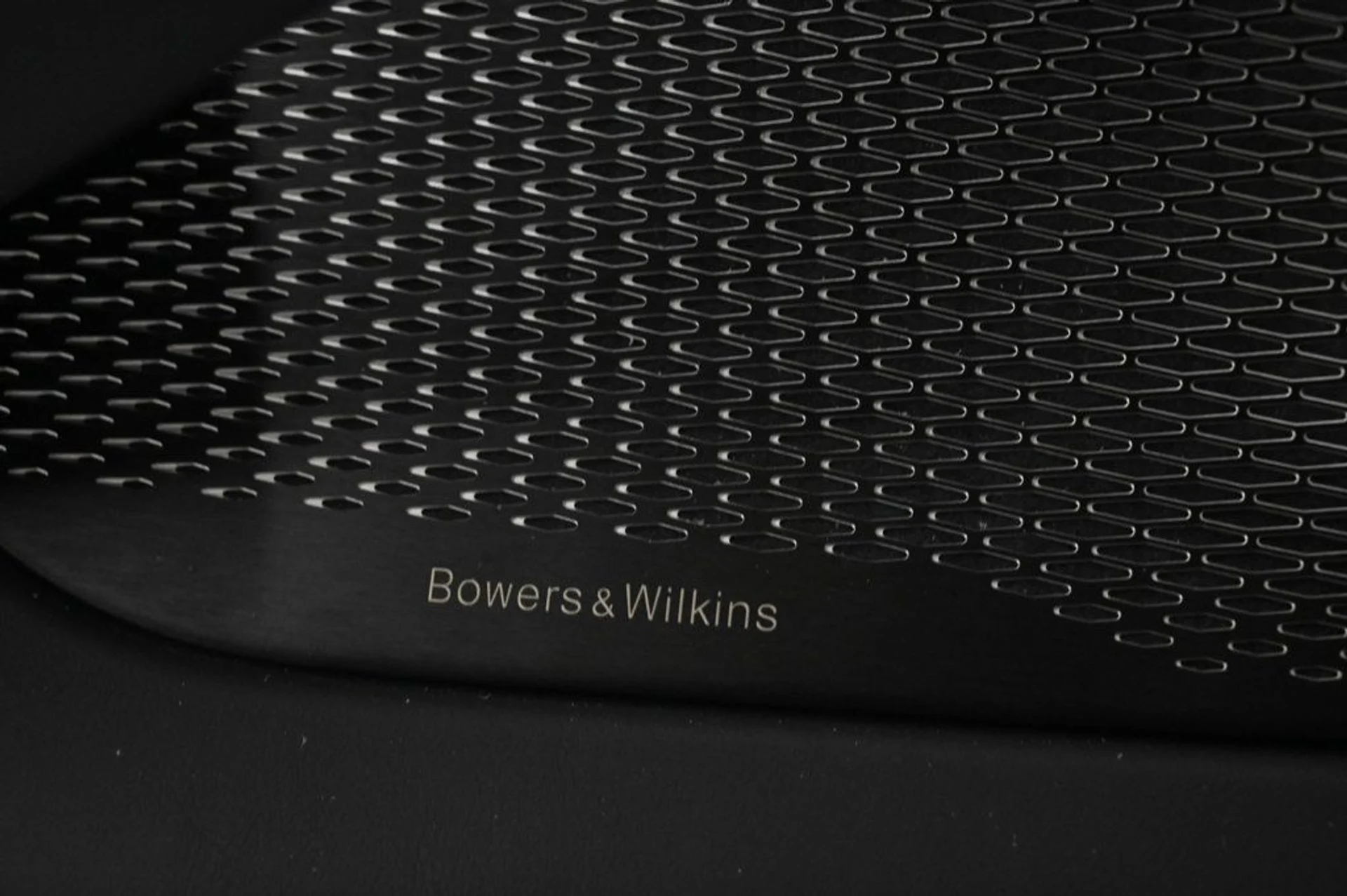 mph026_3000918412_used_2025_aston_martin_dbx_707_11350_22966426_26_1024_487ec5ba52