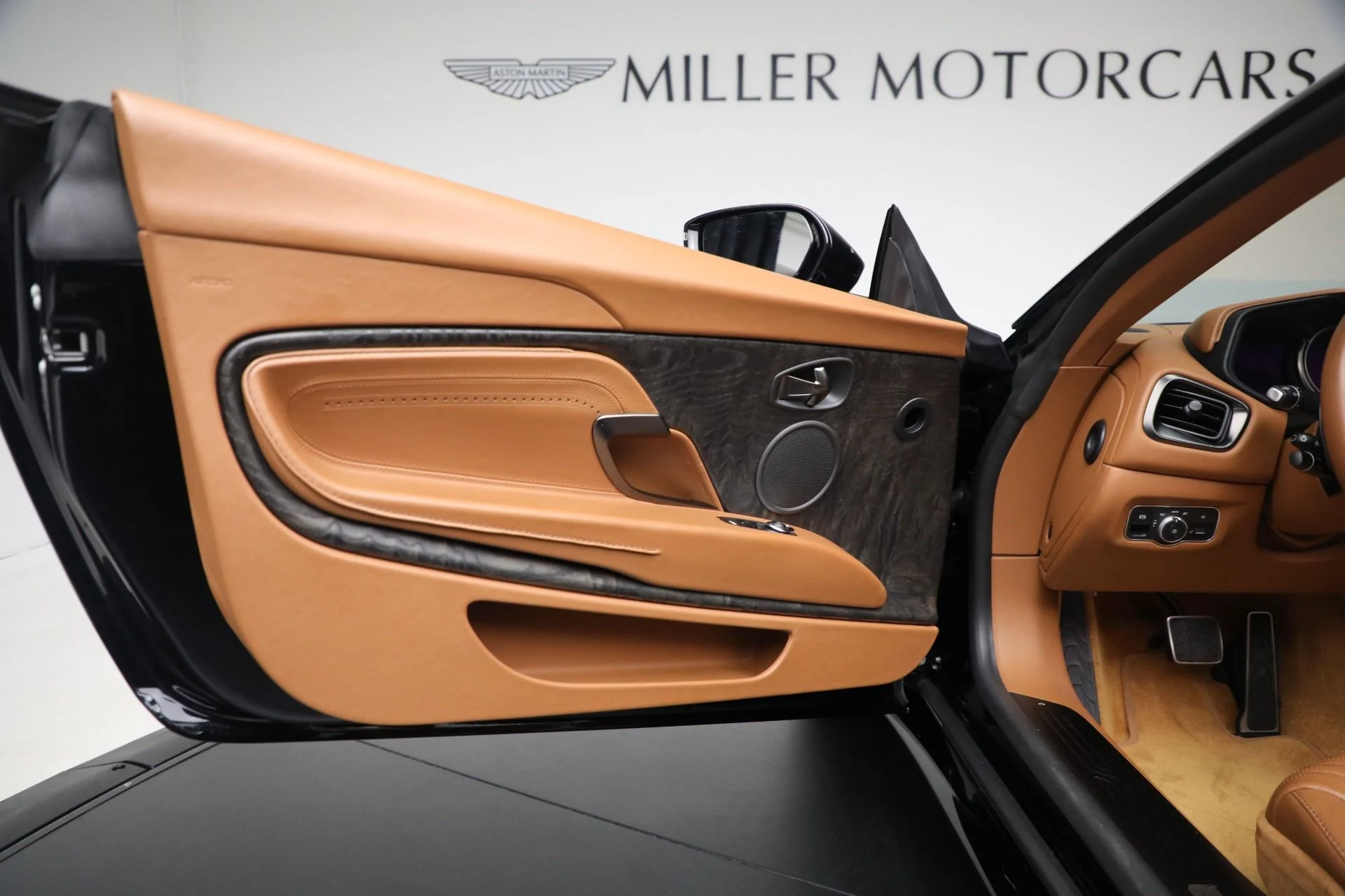 mph026_3011537350_Used_2022_Aston_Martin_DB_11_Volante_323244efdf