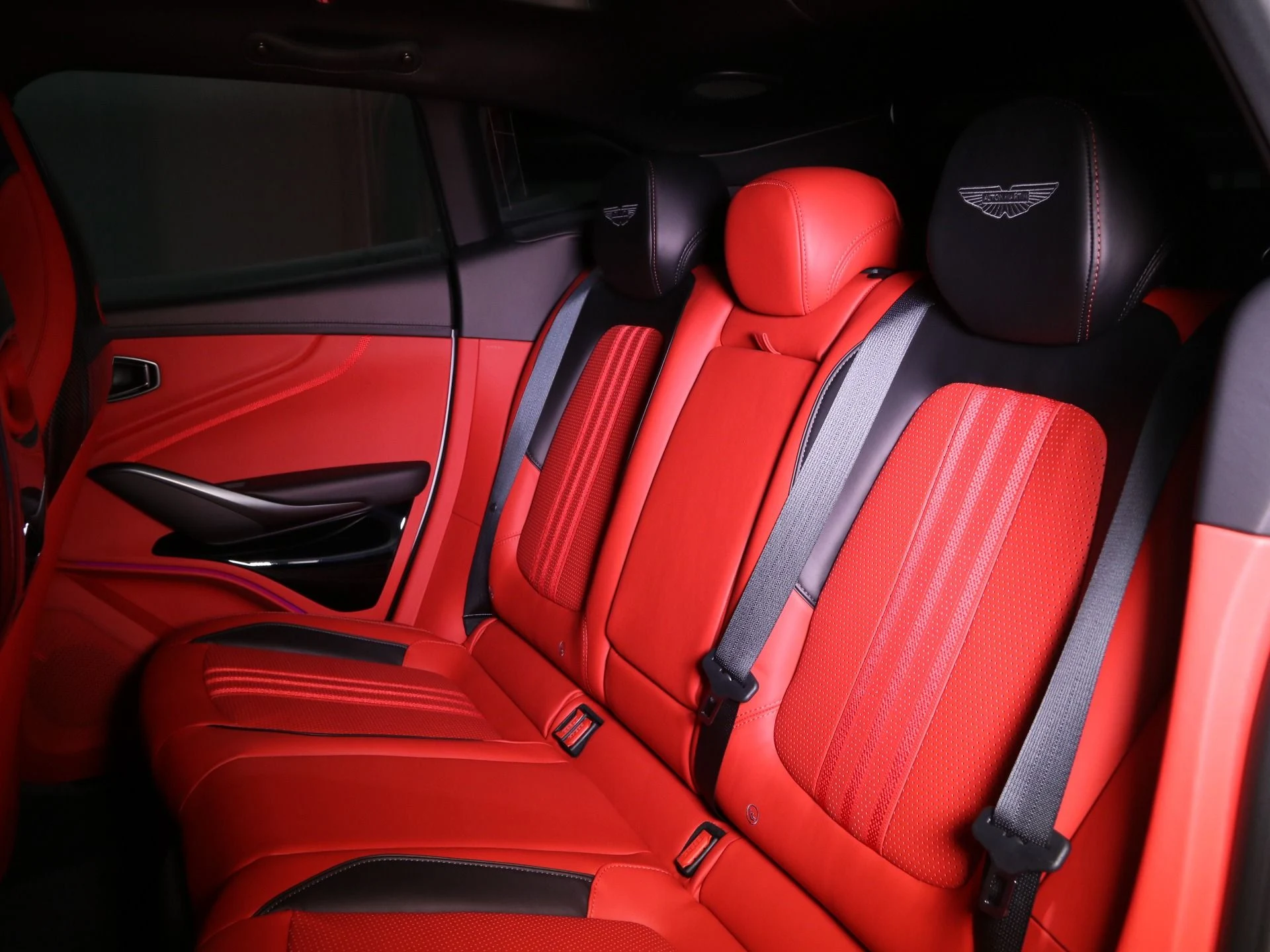 mph026_302528046_New_2025_Aston_Martin_DBX_707_1758482627_3cfced95a8