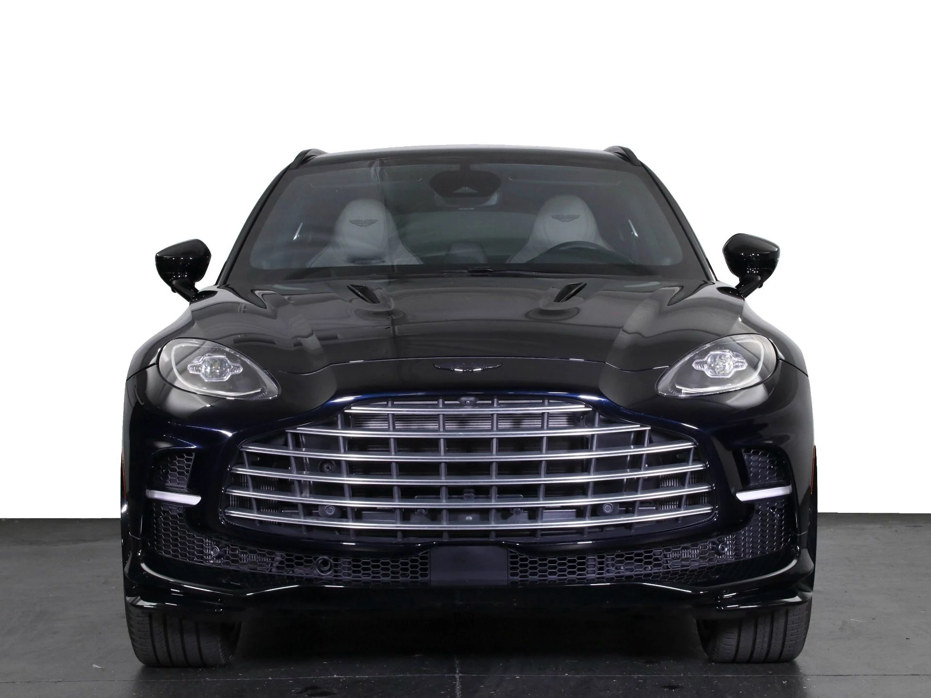 mph026_3029974520_New_2025_Aston_Martin_DBX_707_1768455345_1f2fc38863
