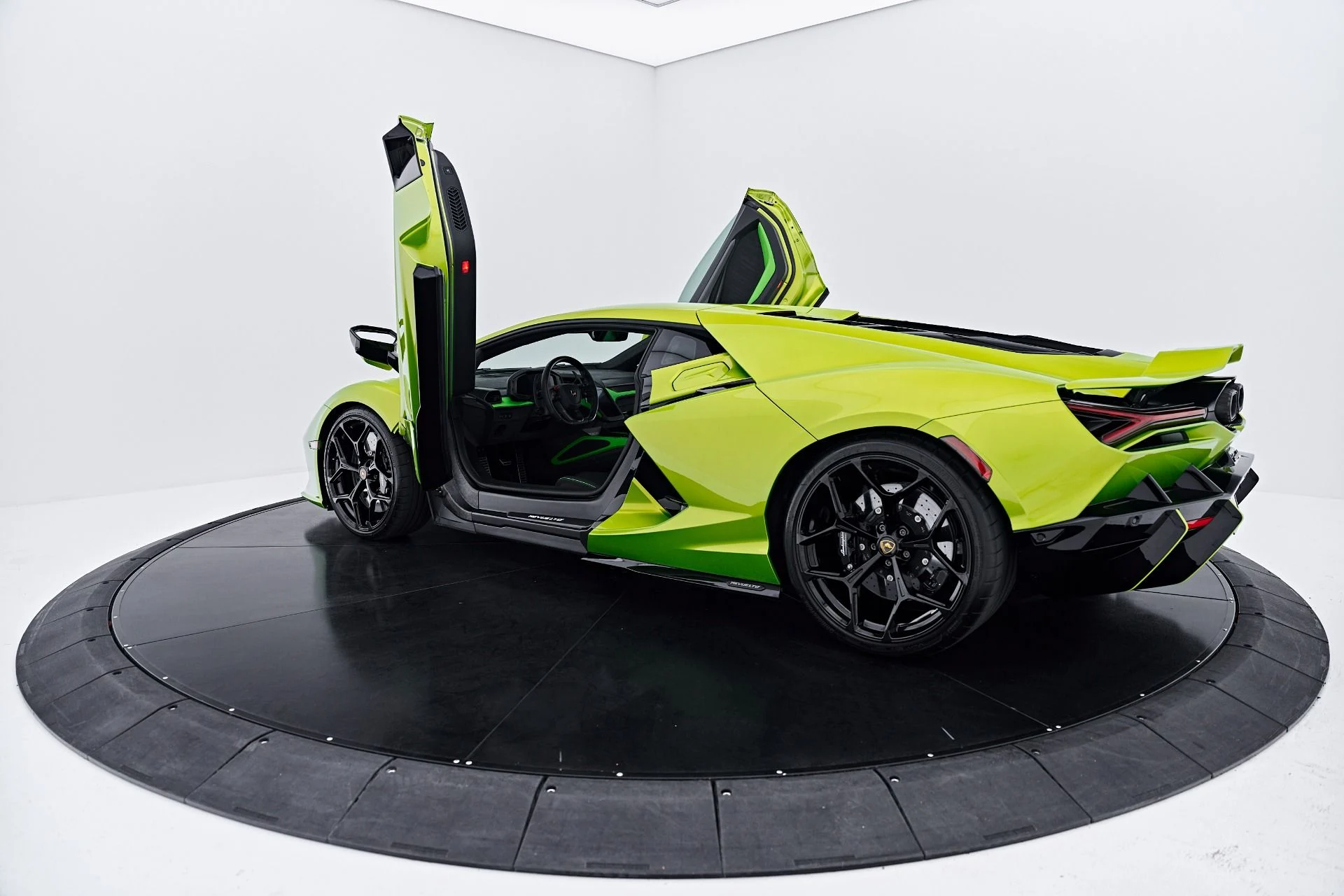 mph026_3035998801_Used_2025_Lamborghini_Revuelto_Base_1785288817_e9021f5326