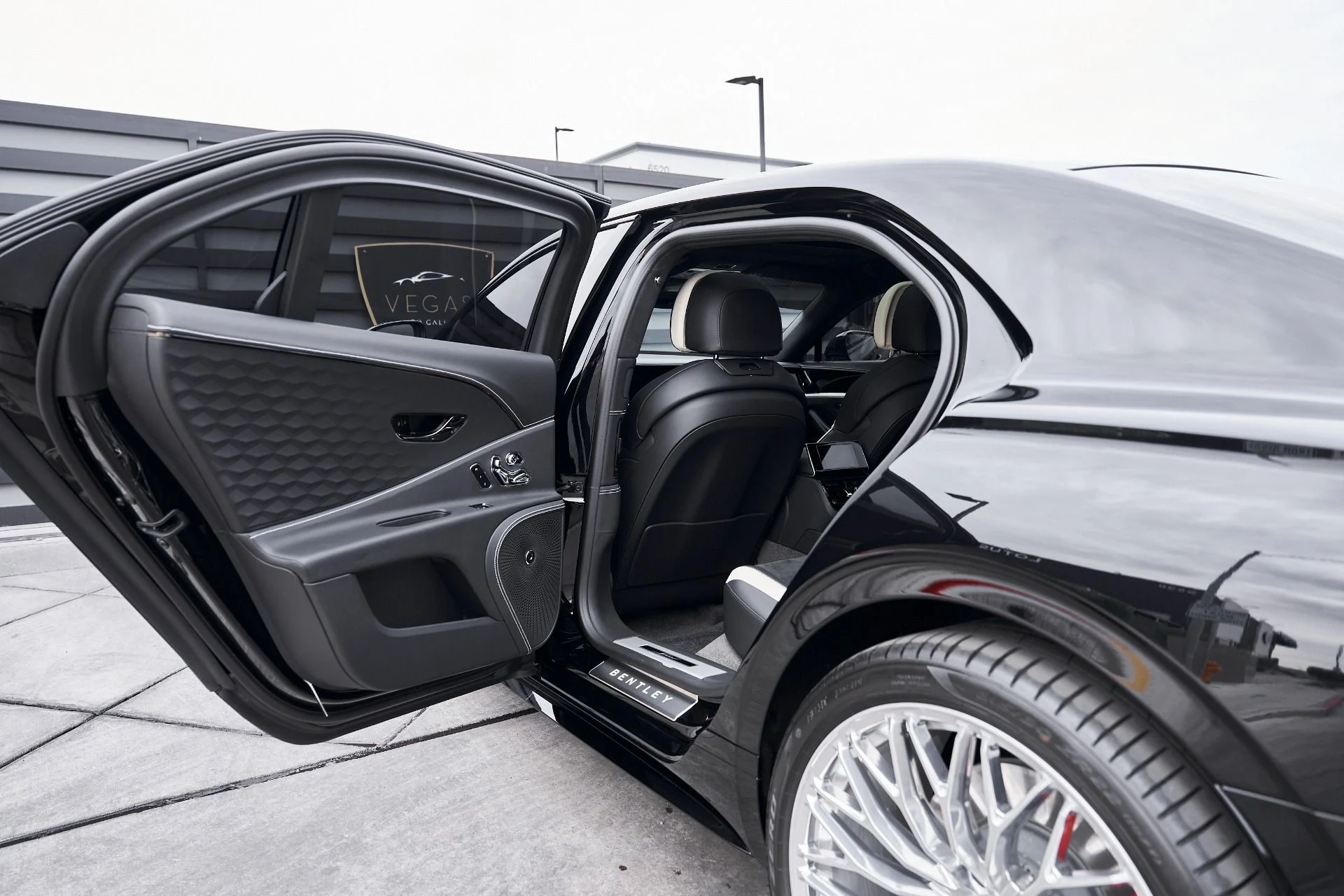 mph026_3037681112_Used_2025_Bentley_Flying_Spur_Speed_1769137056_4335b12471