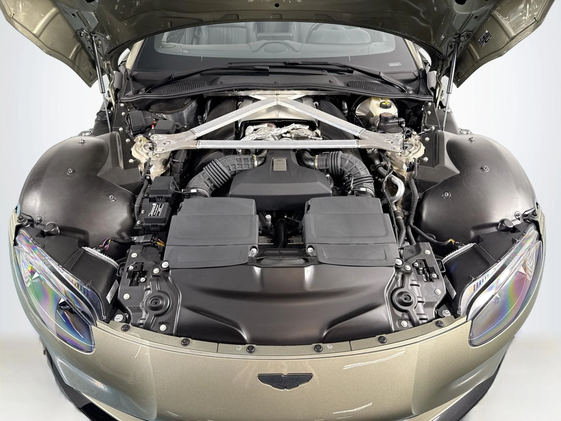 mph026_3043862998_Used_2023_Aston_Martin_Vantage_V8_1783445548_2f3db09356