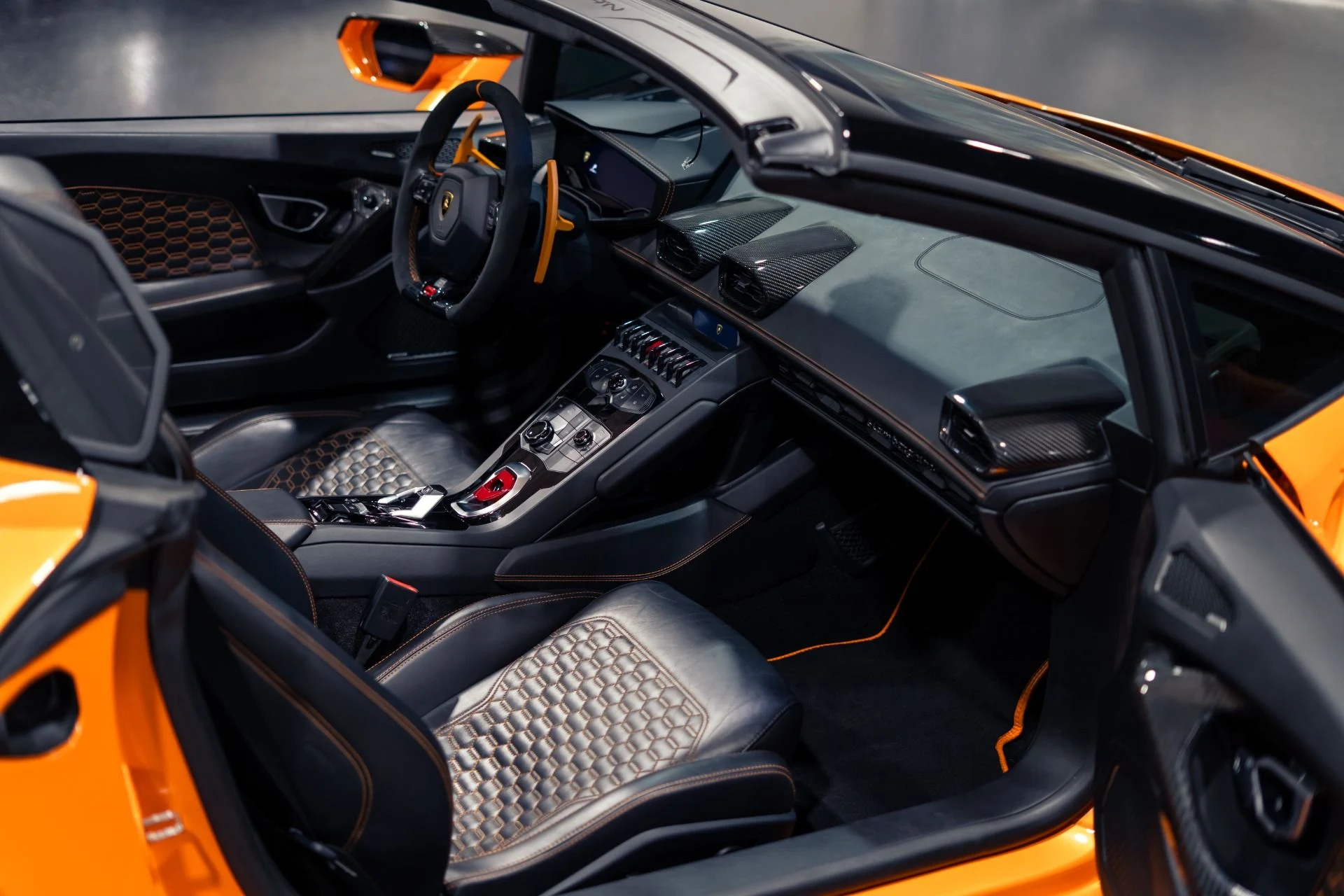 mph026_3050229376_Used_2017_Lamborghini_Huracan_LP_610_4_Spyder_1780761018_8441a2e2a4