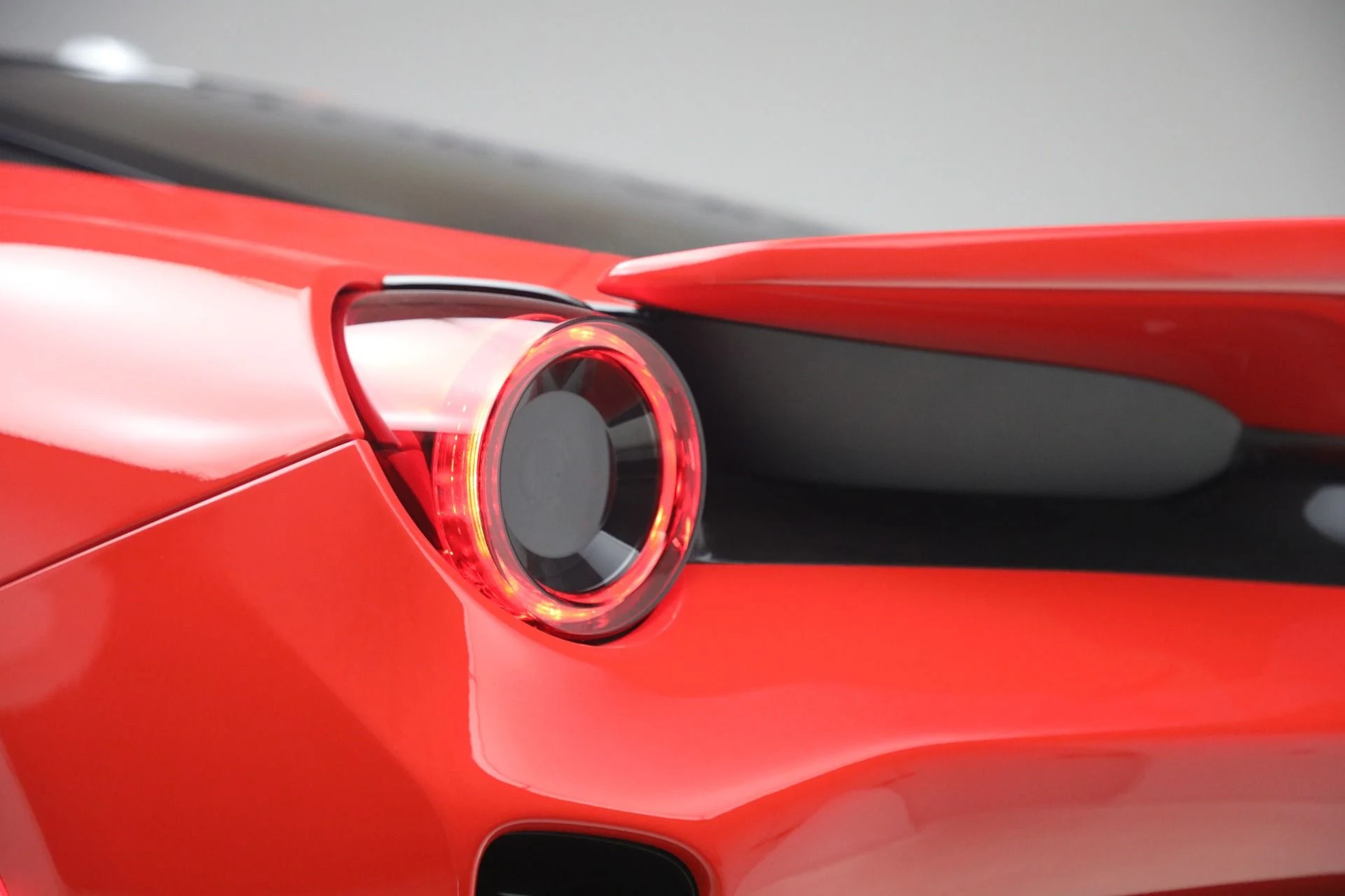 mph026_3051225538_Used_2019_Ferrari_488_Pista_1777044091_c1c29c577b