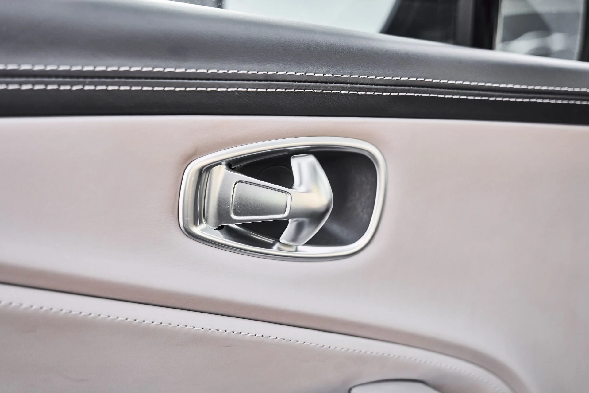 mph026_3057011236_Used_2023_Aston_Martin_DBX_707_1774652380_3671fb890c