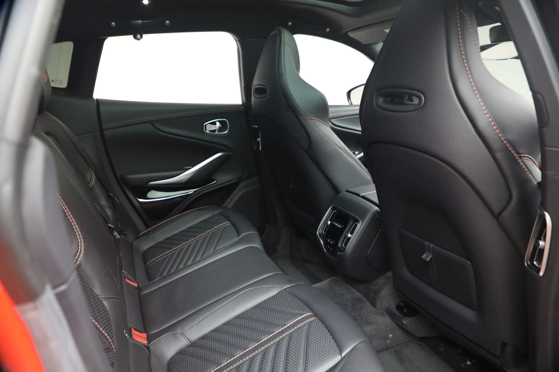 mph026_3063628388_Used_2023_Aston_Martin_DBX_707_1764179397_335739cc75