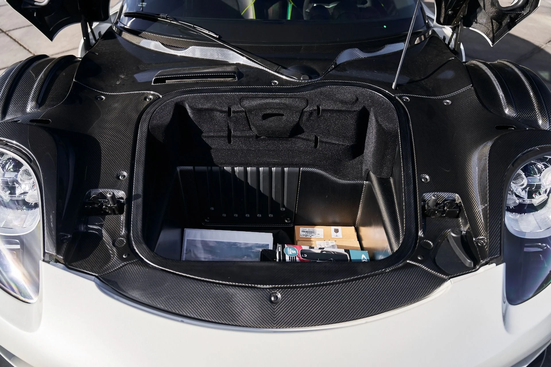 mph026_3105684540_Used_2015_Porsche_918_Spyder_w_Weissach_Package_1764874366_221504429a