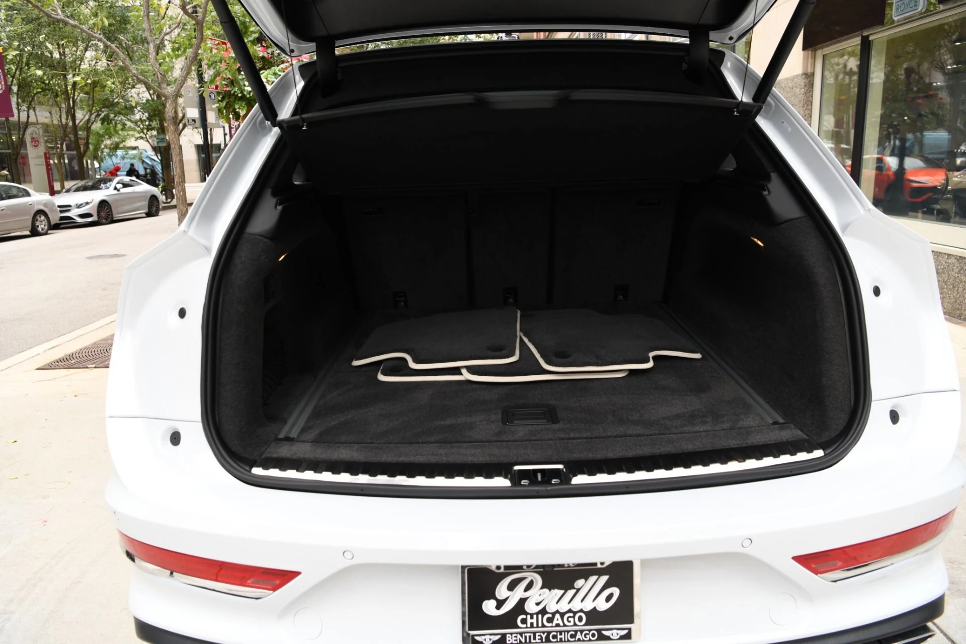 mph026_3134294483_Used_2024_Bentley_Bentayga_Azure_V8_1756931607_0aa144a316