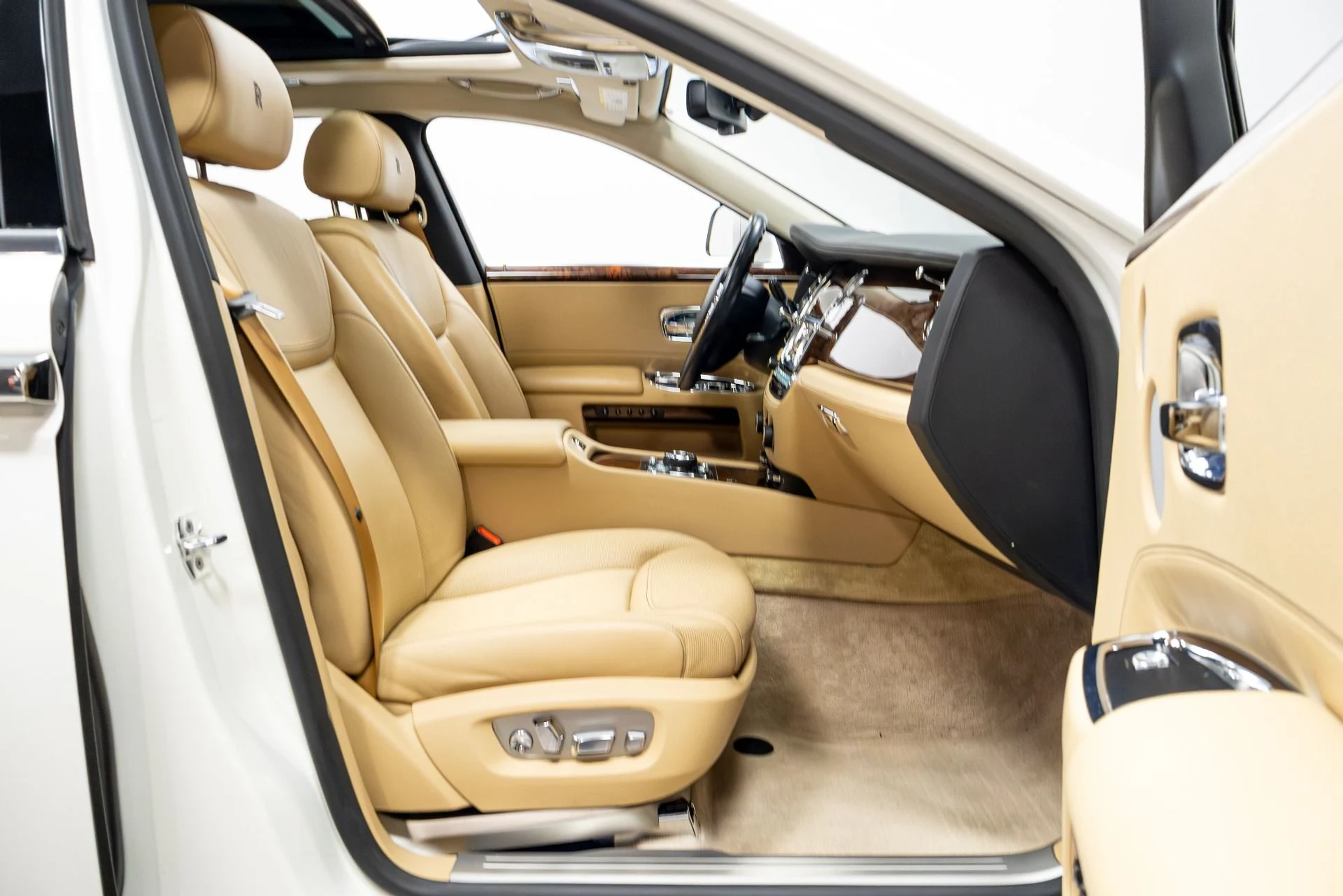 mph026_3138930883_Used_2017_Rolls_Royce_Ghost_1774888920_043098861c