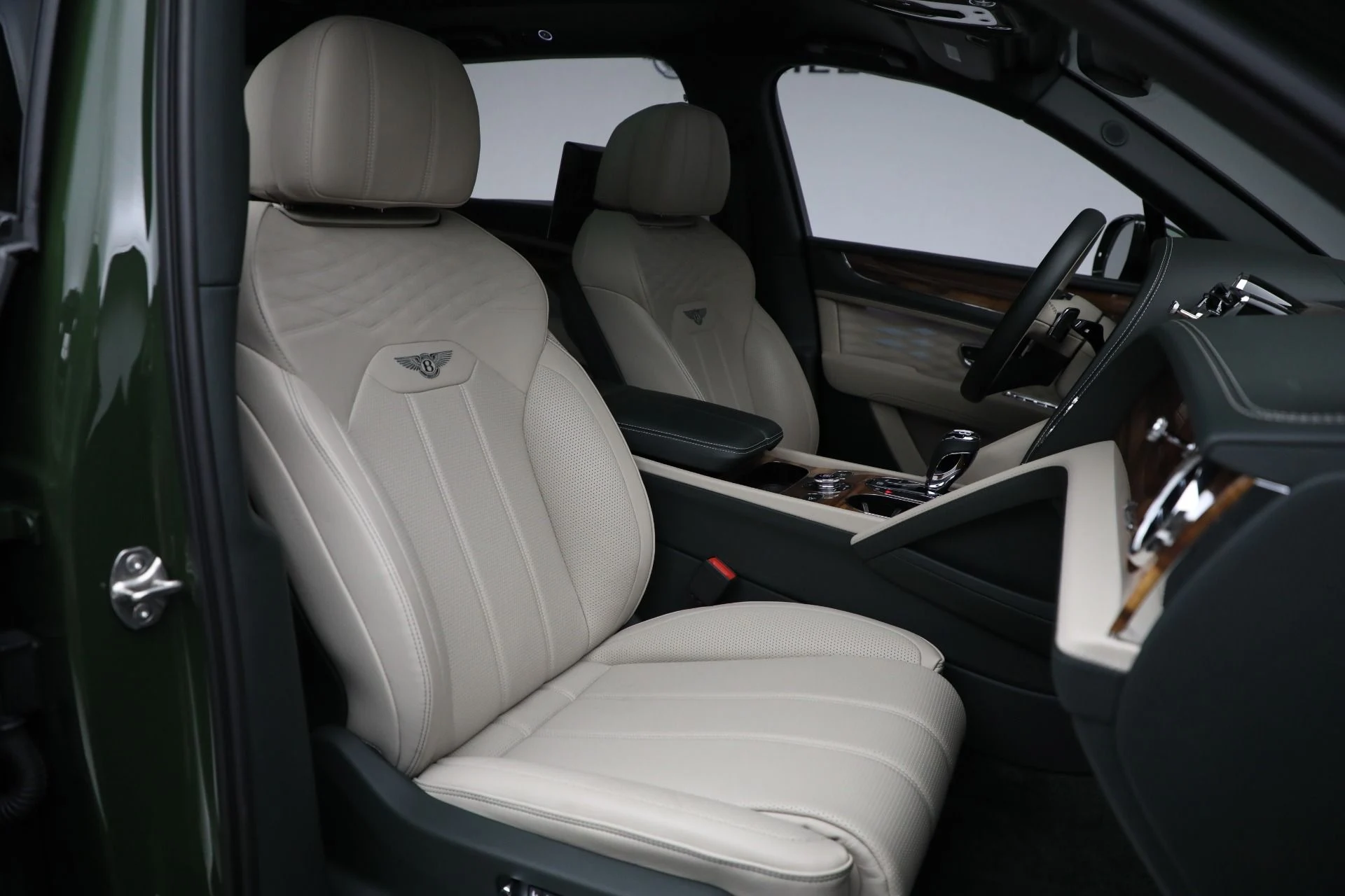mph026_3142353206_Used_2023_Bentley_Bentayga_EWB_Azure_V8_48d2dc679d