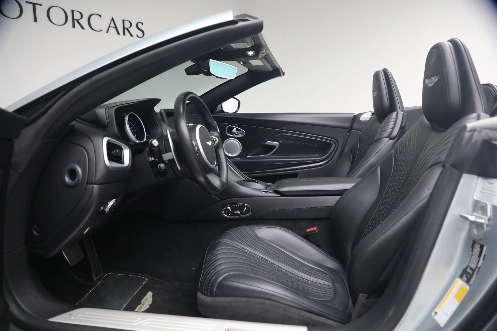mph026_31444237_Used_2019_Aston_Martin_DB_11_Volante_1781362325_f8440ce57d