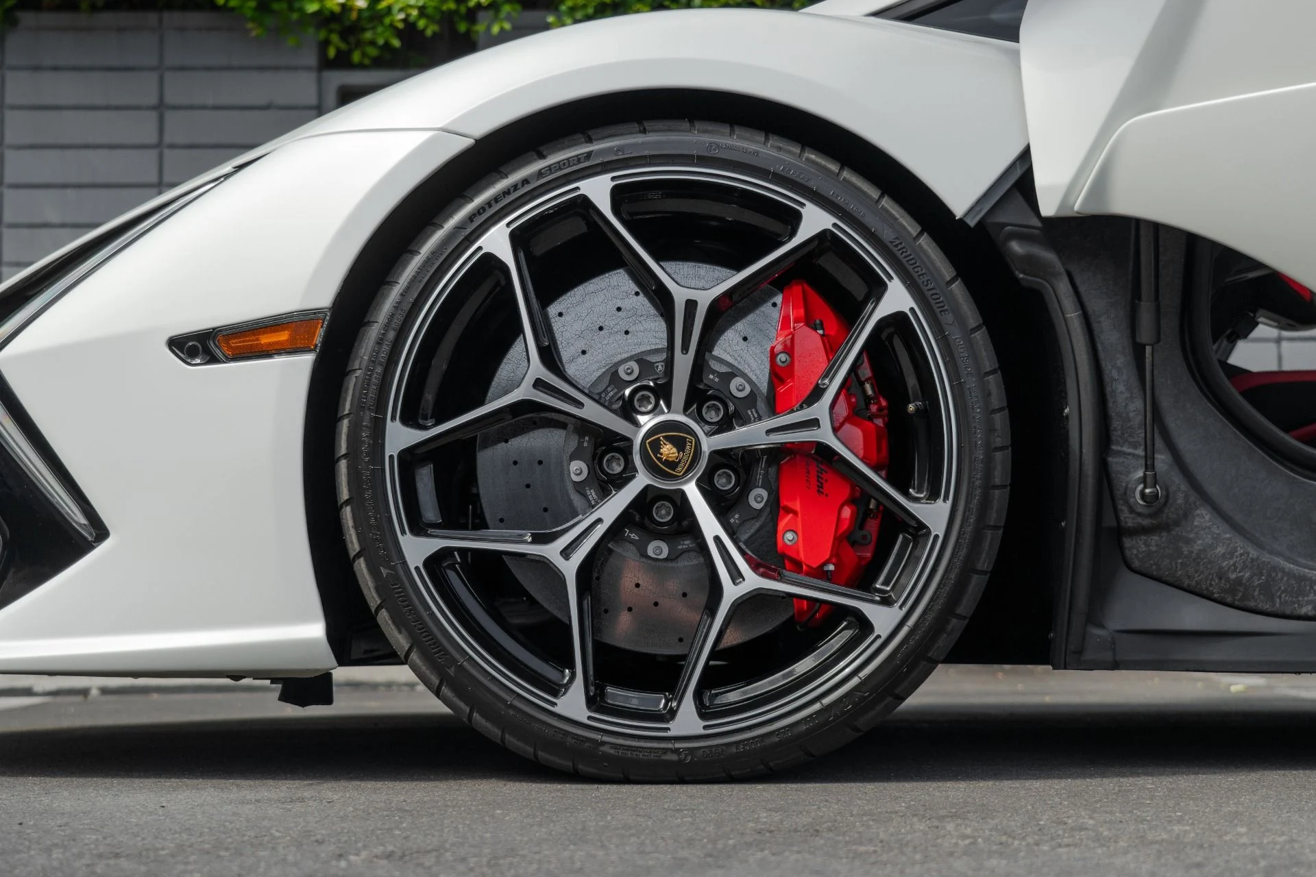 mph026_318754900_Used_2024_Lamborghini_Revuelto_1759355869_deadca83e6