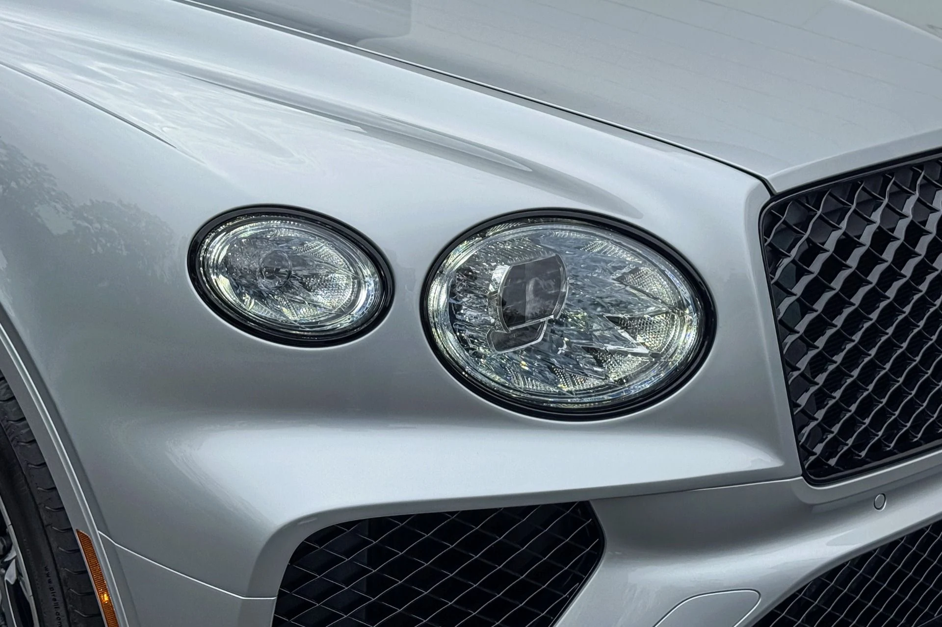 mph026_3188688090_New_2025_Bentley_Bentayga_V8_1757940189_216b8168d4