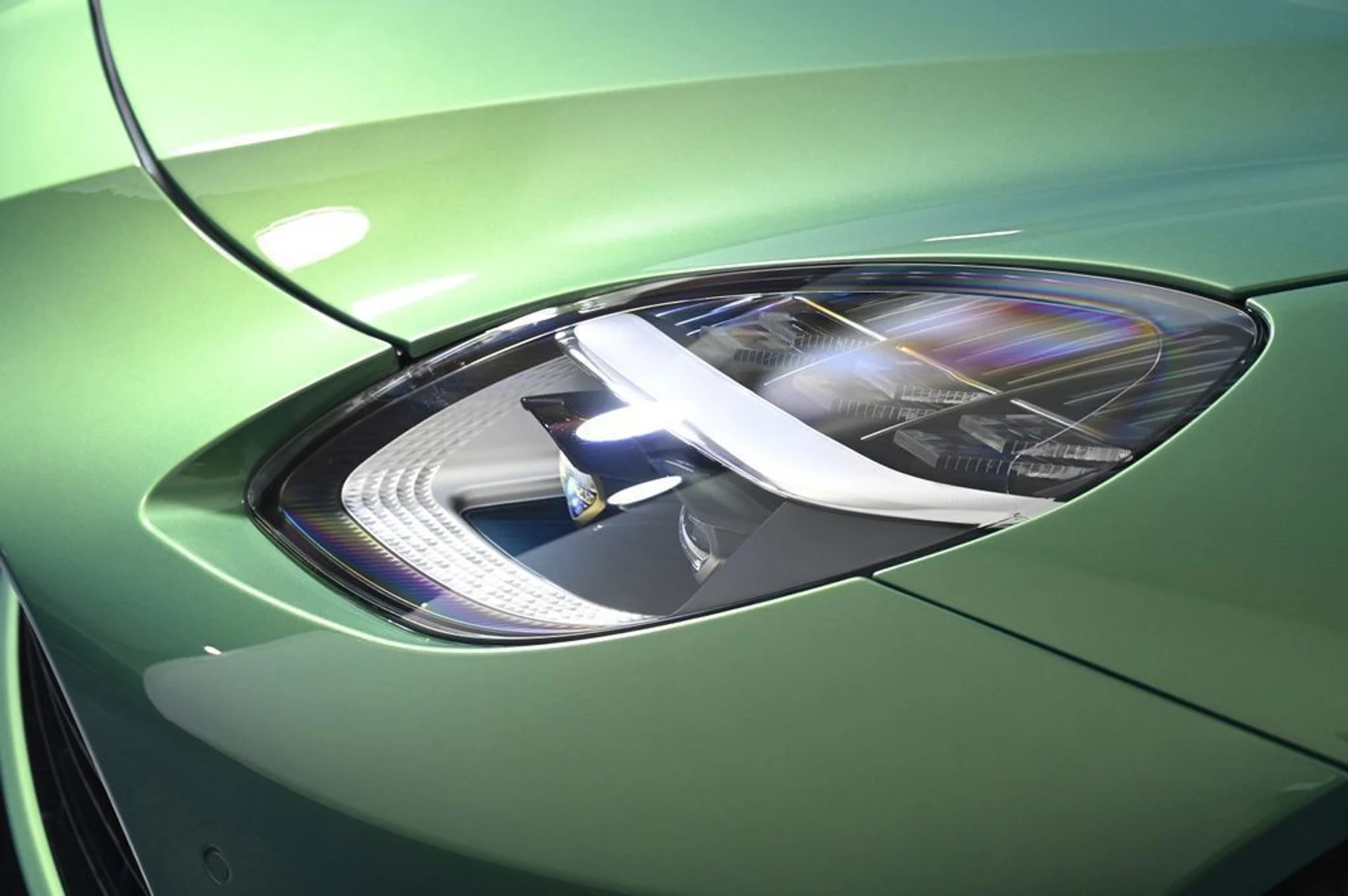 mph026_3196325835_new_2026_aston_martin_vanquish_volante_11350_22992982_27_1024_be38d40482