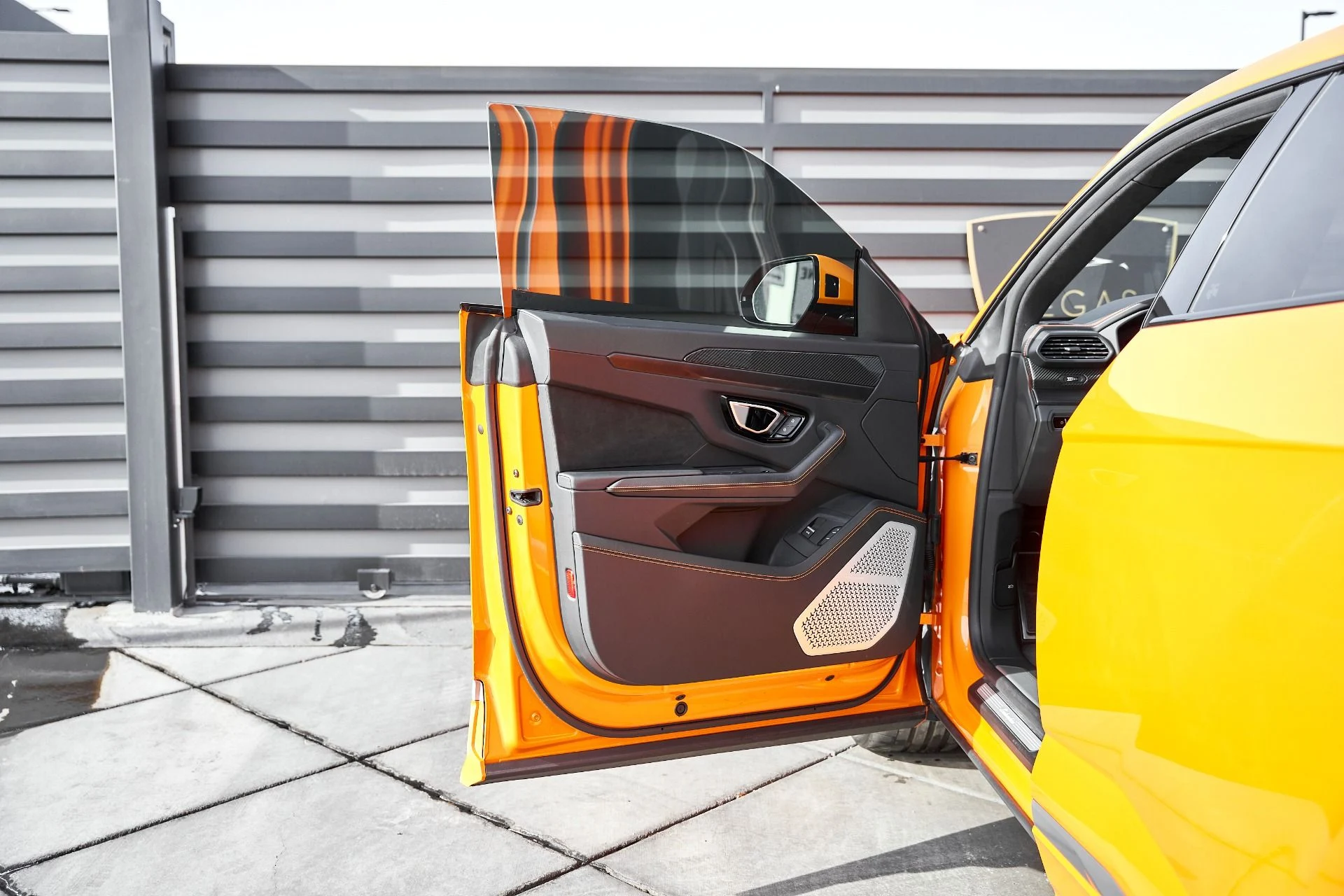 mph026_3206472572_Used_2022_Lamborghini_Urus_1766457375_64f927ecea