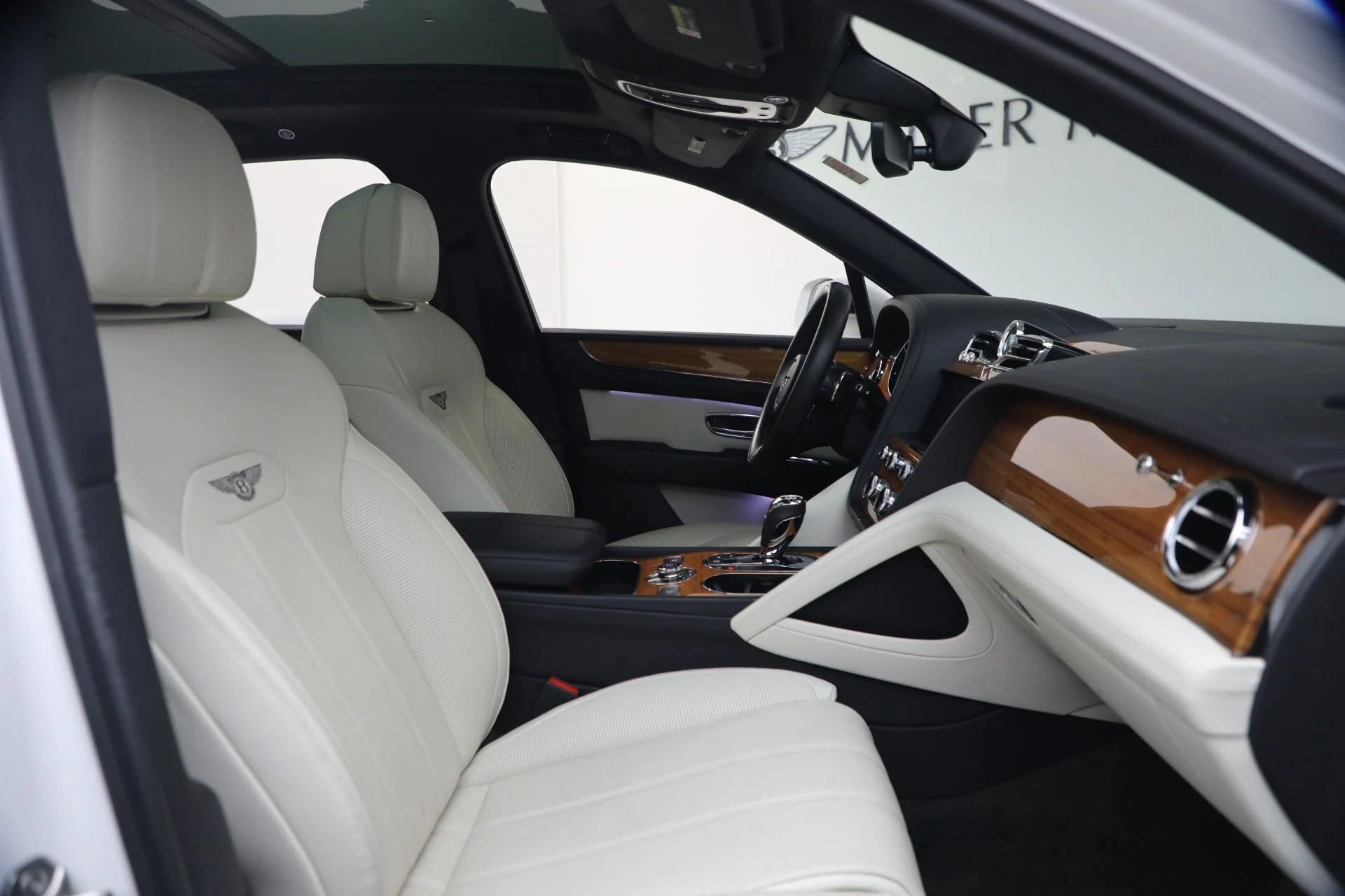 mph026_3210466168_Used_2023_Bentley_Bentayga_V8_1770421584_22b0fea2e2