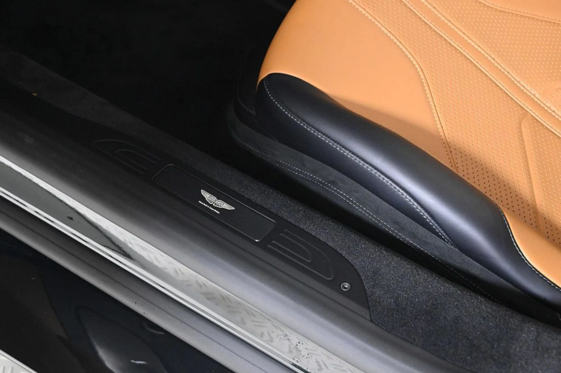 mph026_3234907584_used_2026_aston_martin_vantage_base_11350_22991010_26_1024_53ff77433f