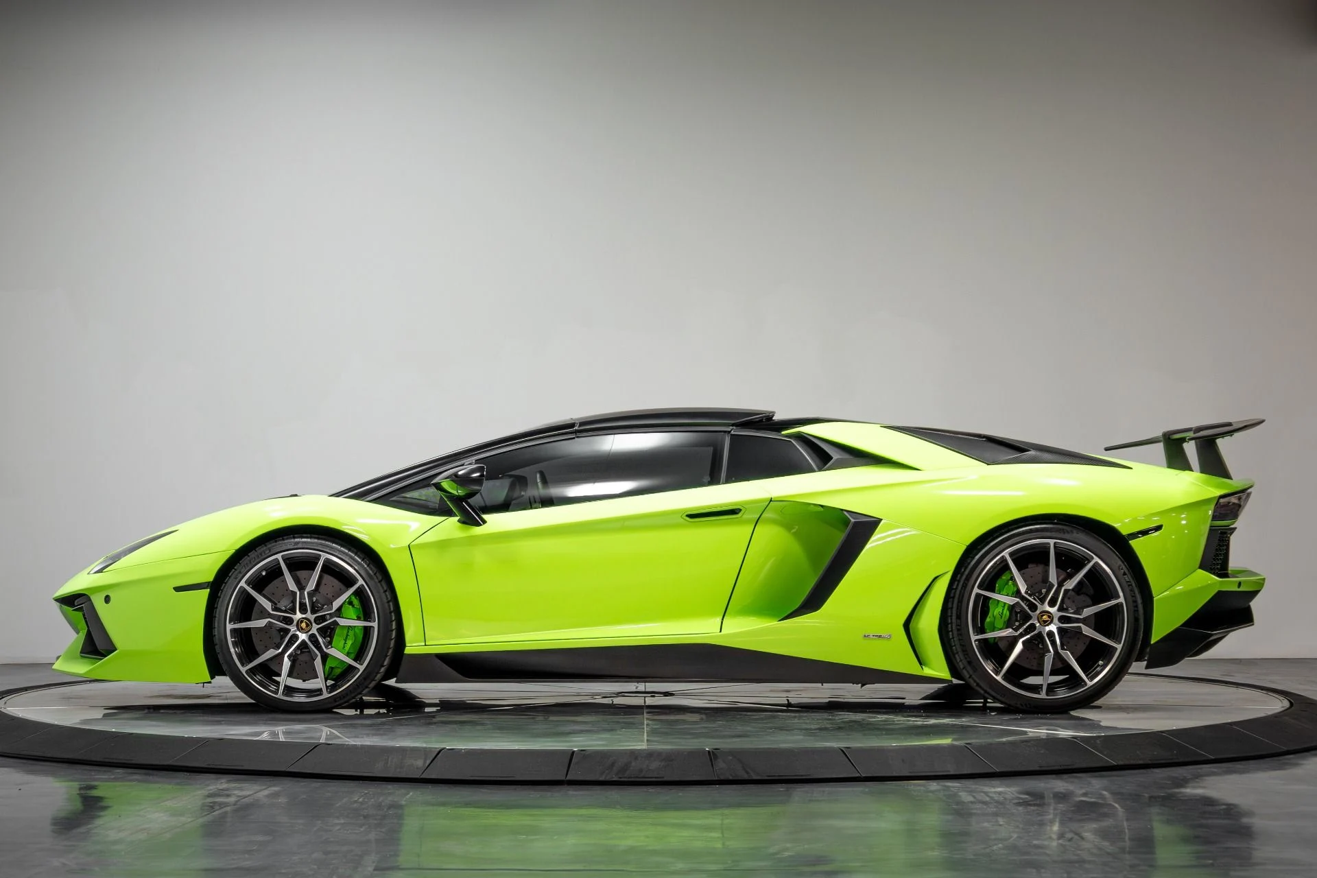 mph026_3235687145_Used_2015_Lamborghini_Aventador_1764723845_af59a30b46