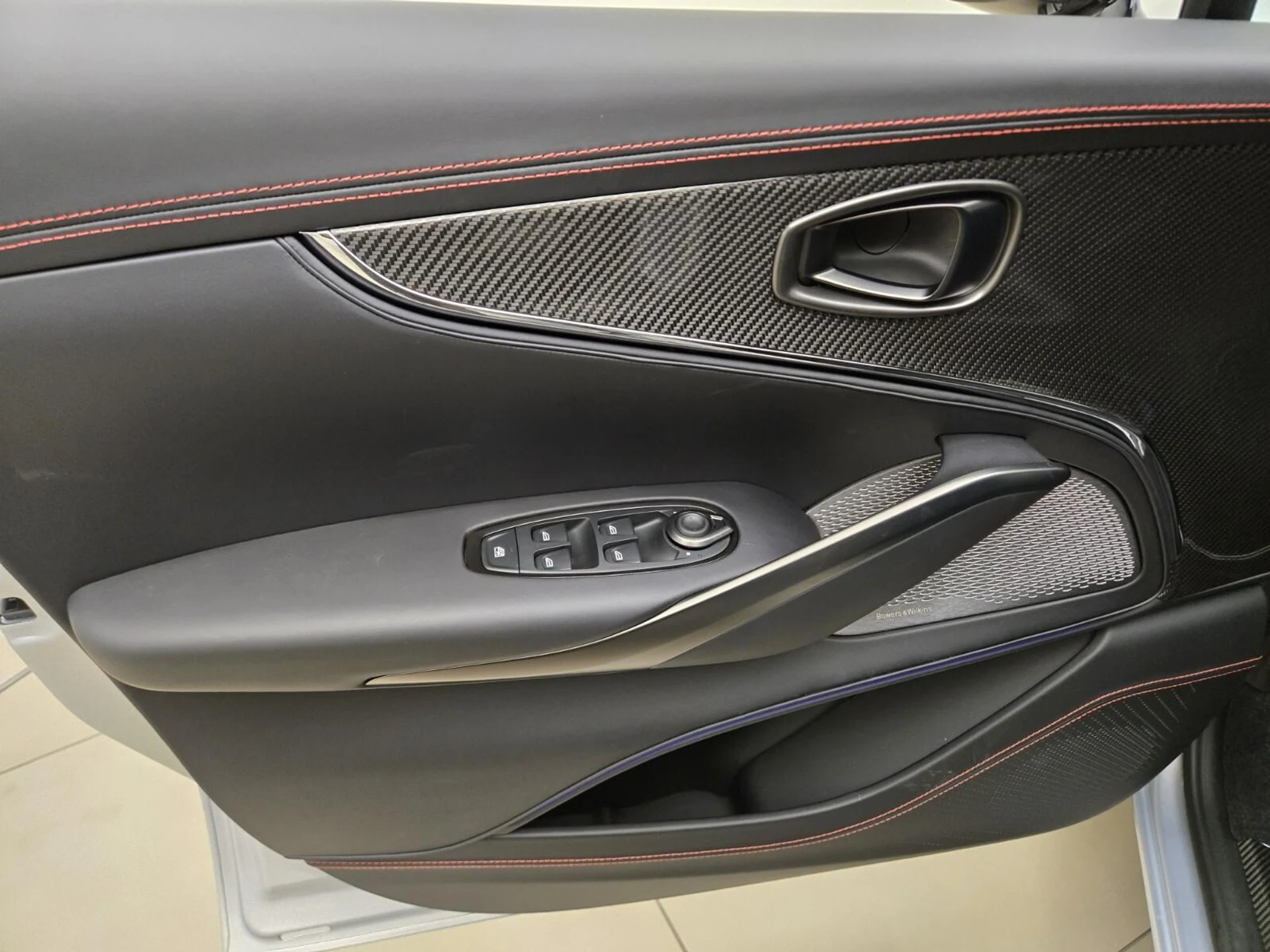 mph026_3242125457_New_2026_Aston_Martin_DBX_S_1780637080_eaef596ea8
