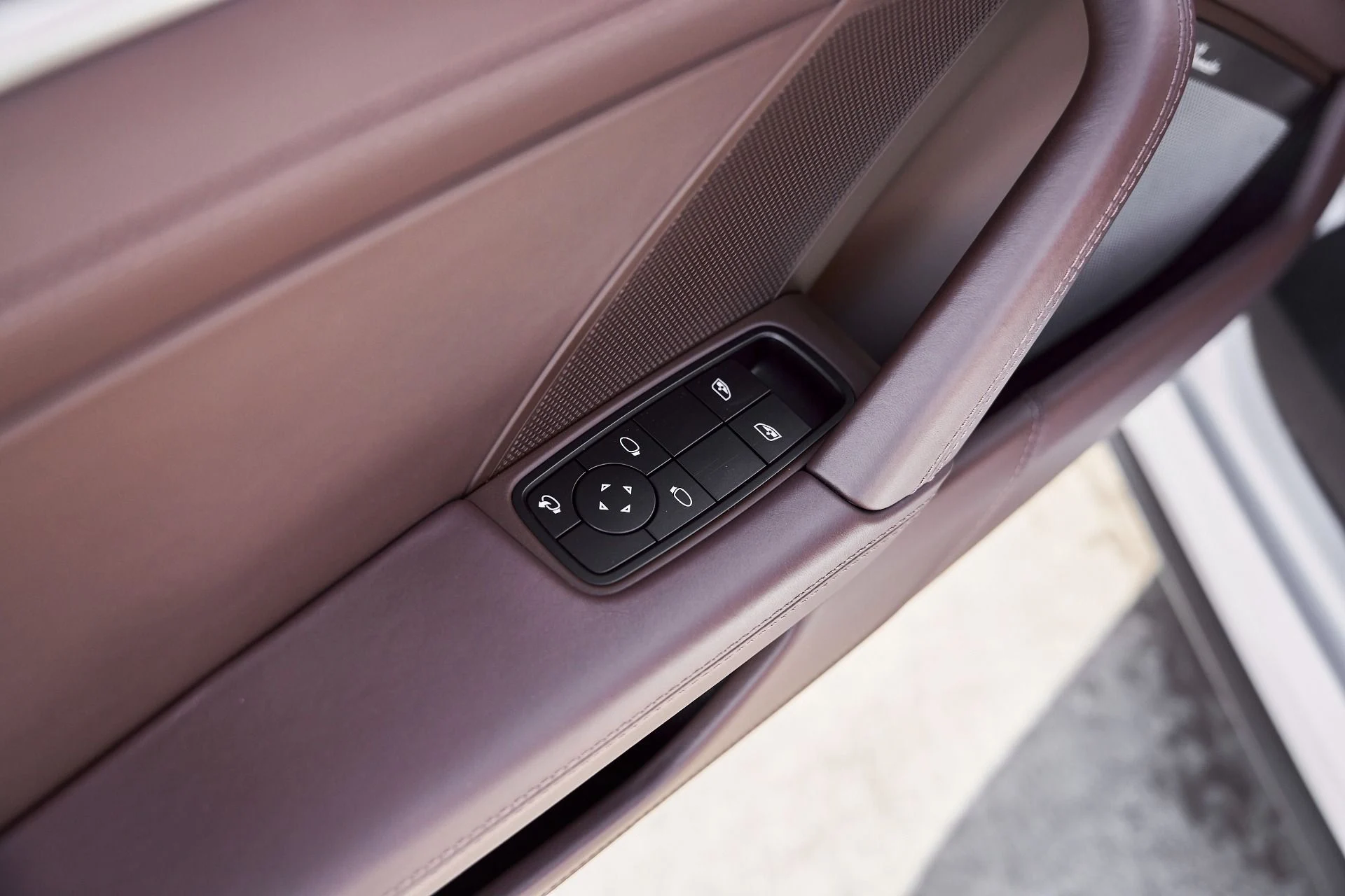 mph026_3243217724_Used_2024_Porsche_911_Turbo_S_1767838713_781c99c550