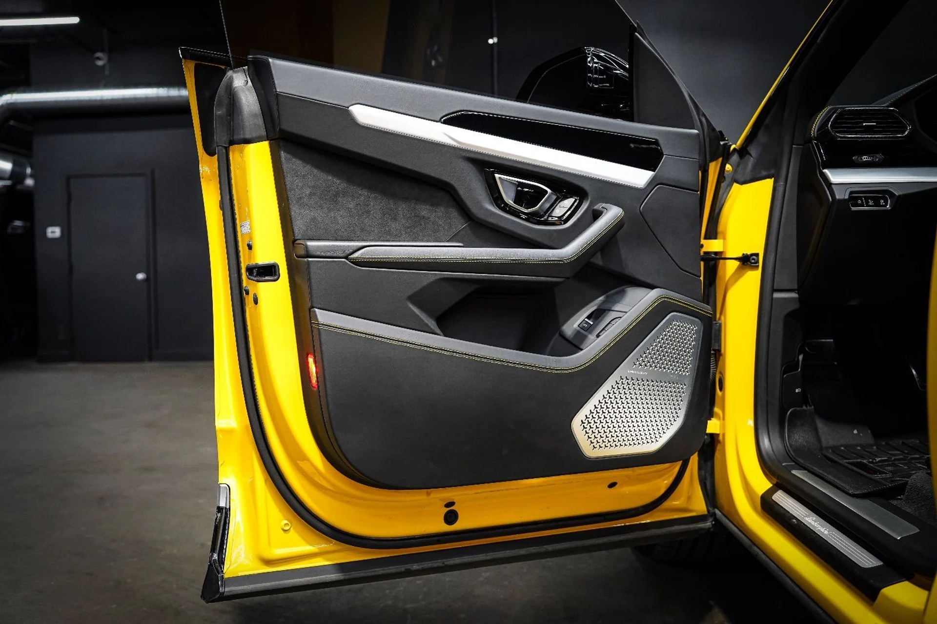 mph026_3260168669_37414663_00872_2020_lamborghini_urus_012_6a6b75d798