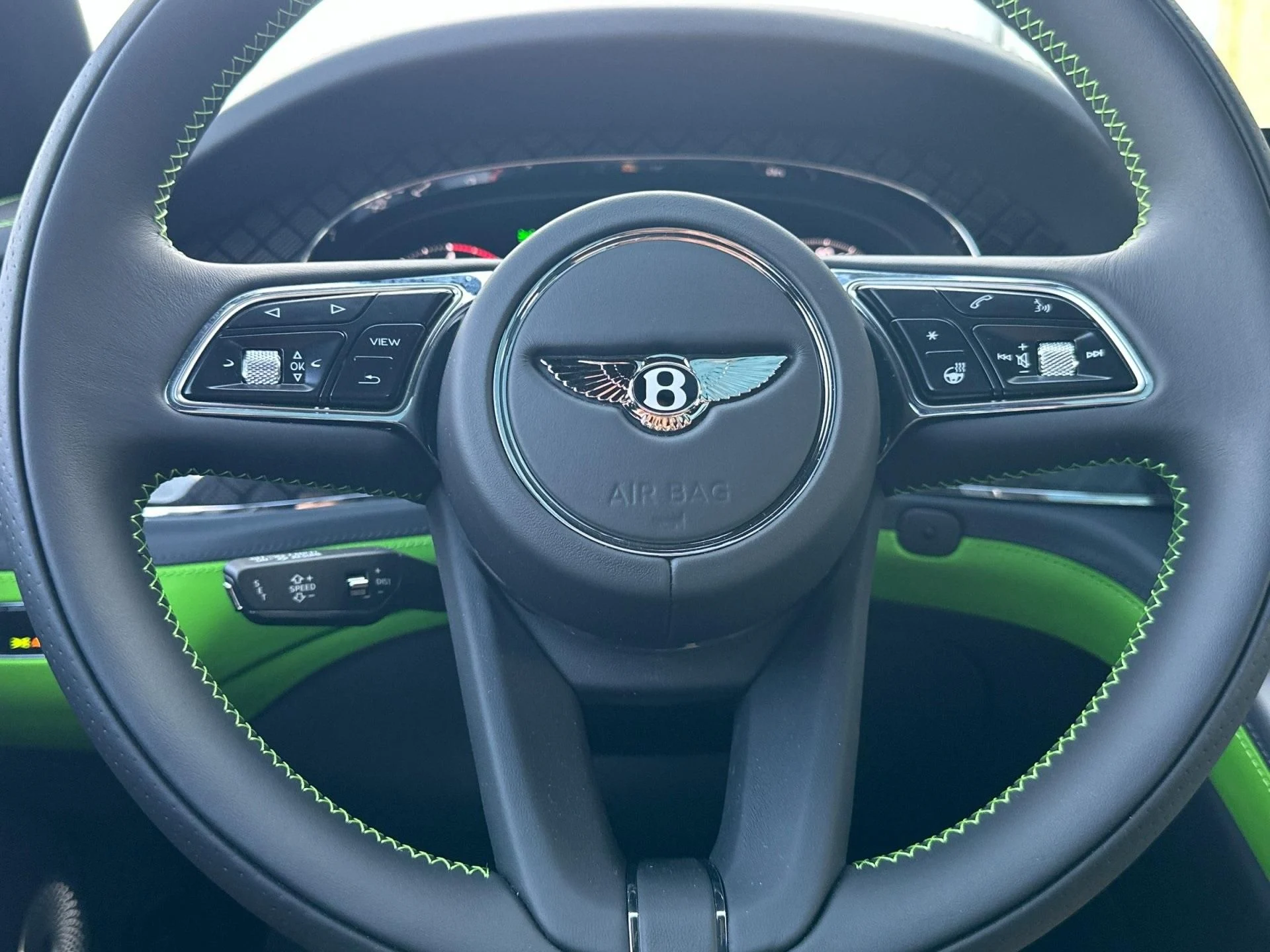 mph026_3265261863_New_2025_Bentley_Bentayga_V8_1760604189_3c9c12fe6c