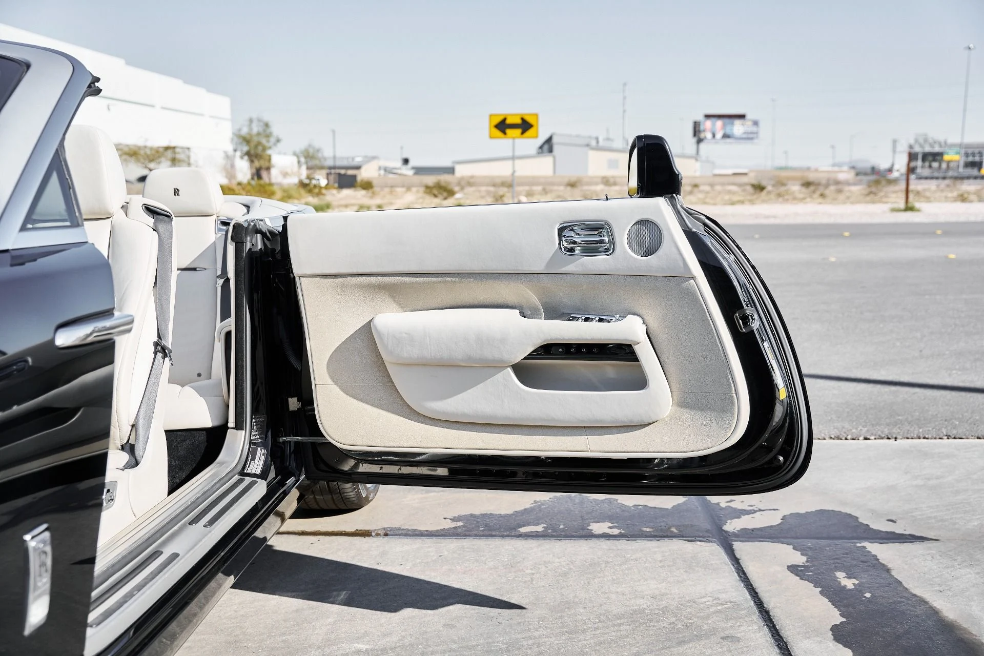 mph026_3279660868_Used_2016_Rolls_Royce_Dawn_Base_1770086707_b108cadcac