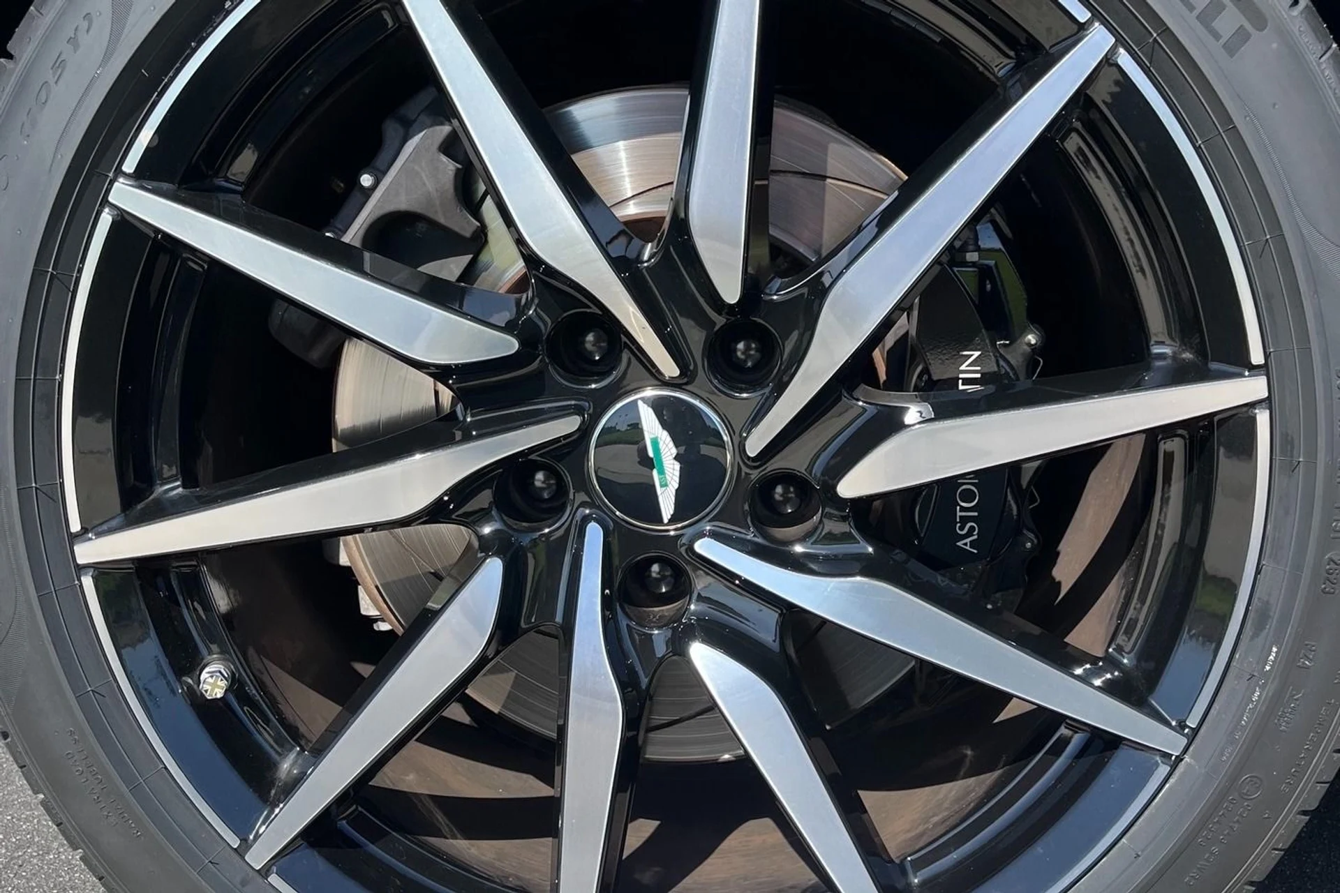 mph026_3292262139_Used_2018_Aston_Martin_DB_11_V8_1763143014_88ecc36563