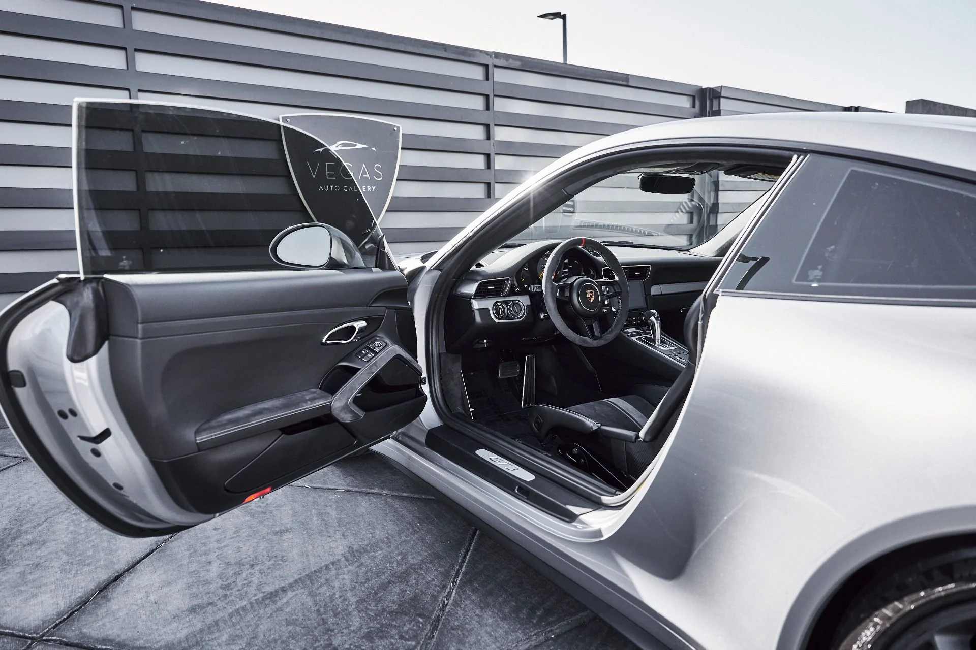 mph026_3293918092_Used_2018_Porsche_911_GT_3_1778891429_f0cbb2094d