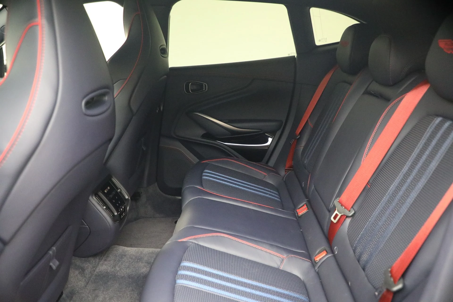 mph026_3320153517_Used_2025_Aston_Martin_DBX_707_1790965010_c84387c01c