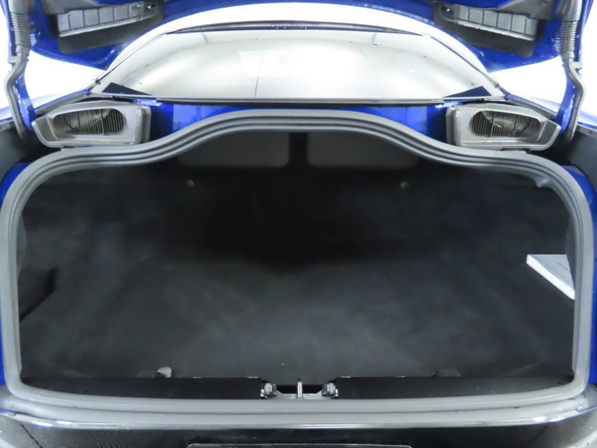 mph026_3328047173_used_2018_aston_martin_db11_v12coupe_8119_22975098_27_1024_ef391c3b69