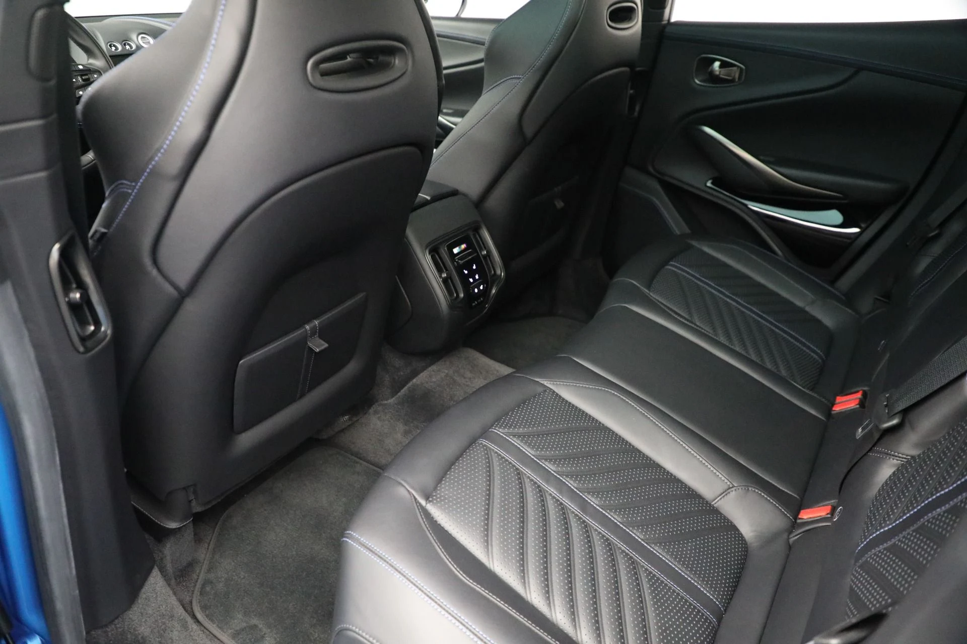 mph026_333346381_Used_2024_Aston_Martin_DBX_707_abe8640272