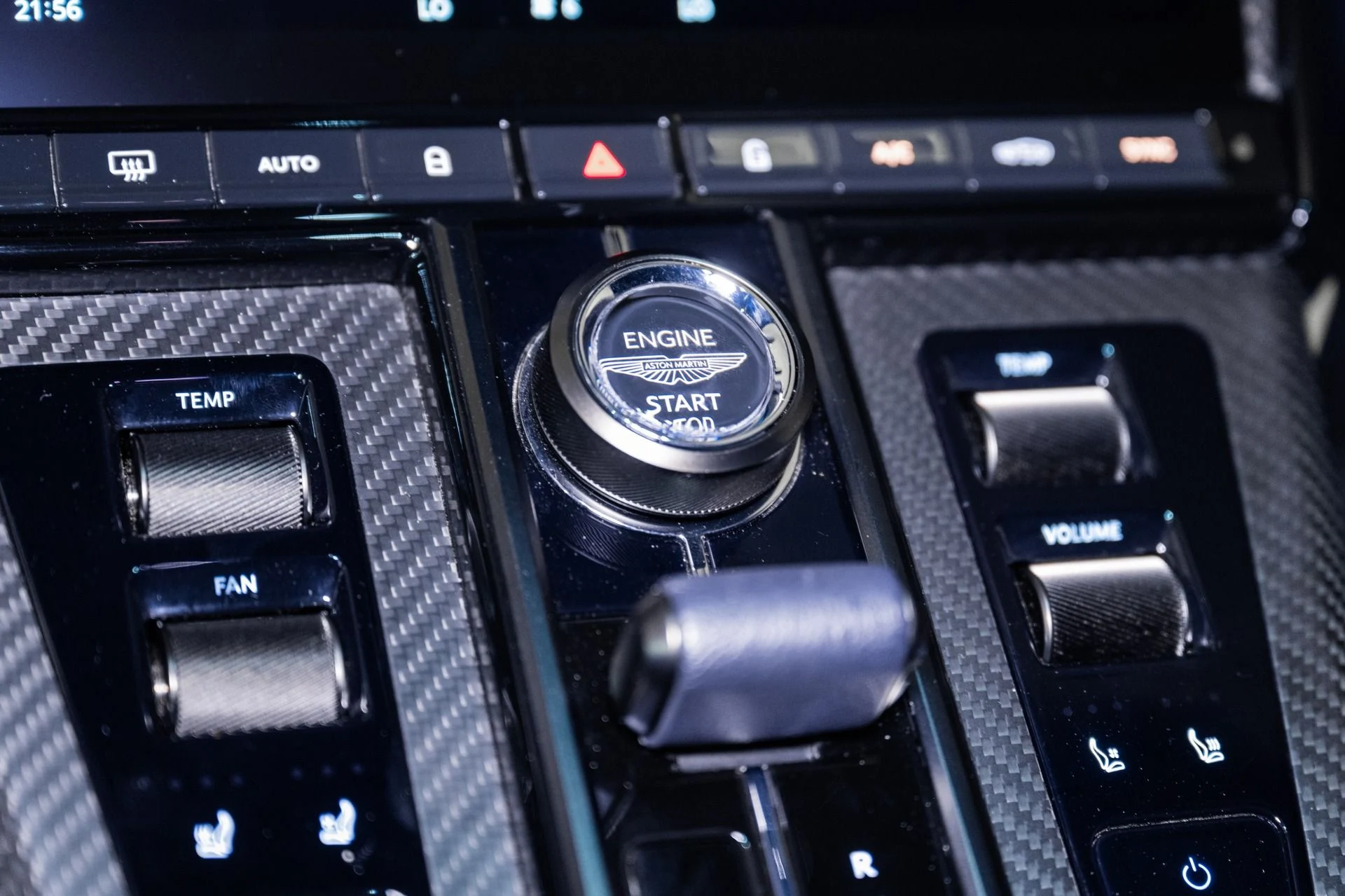 mph026_3339104537_Used_2025_Aston_Martin_Vantage_1754335114_4f4a350774