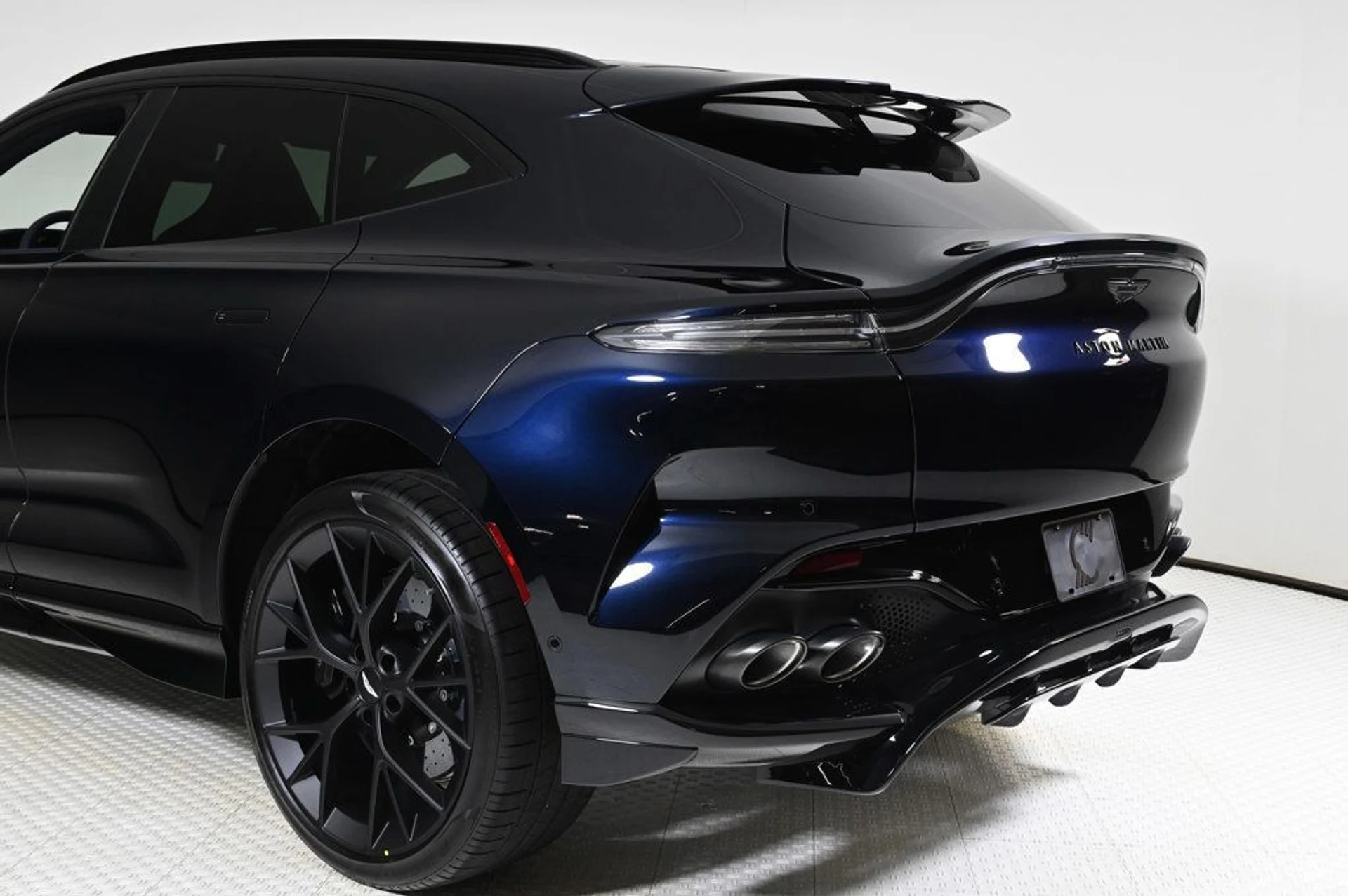mph026_3346639058_new_2025_aston_martin_dbx_707awd_11350_22933644_26_1024_f098249b4b