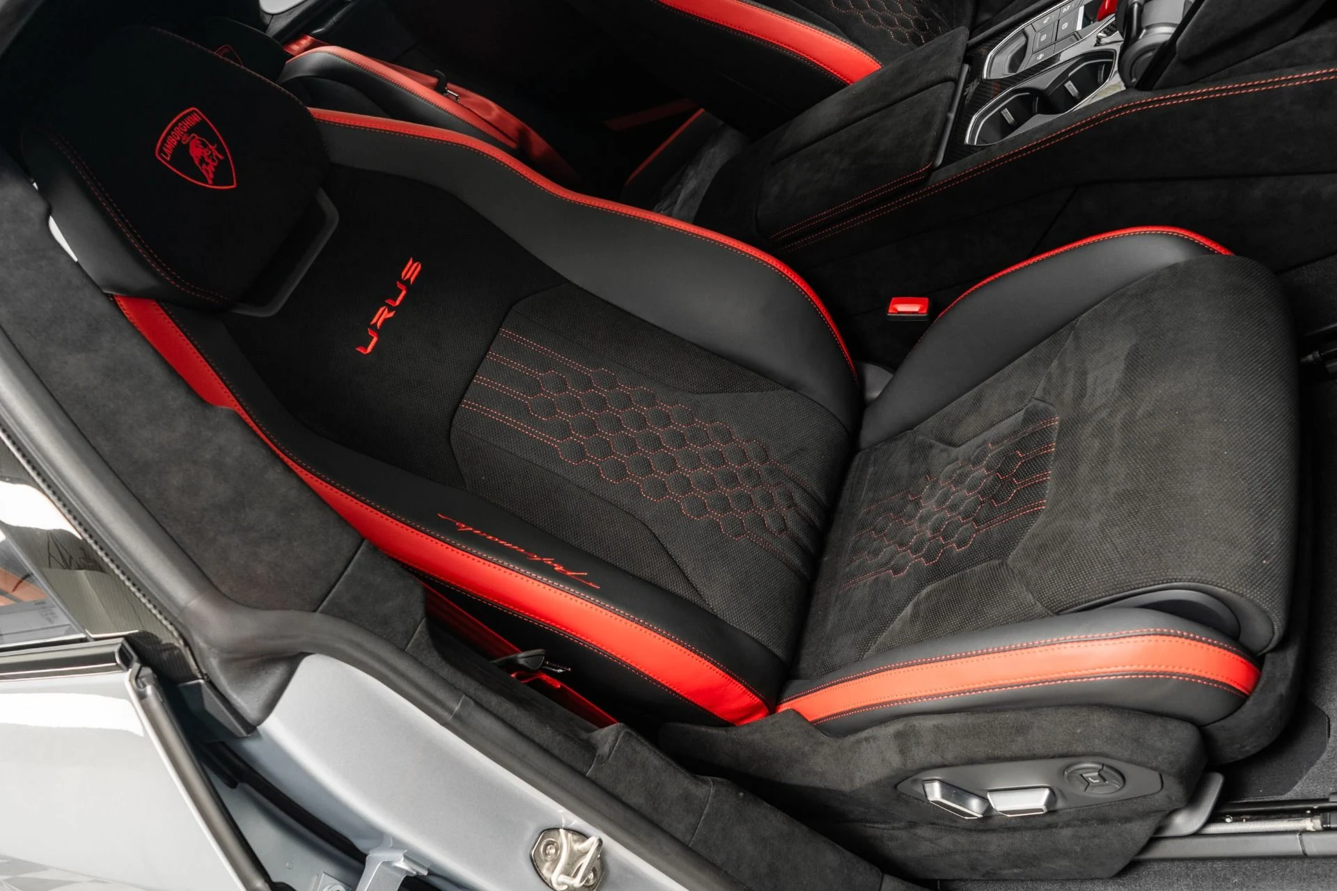 mph026_3354322954_Used_2024_Lamborghini_Urus_Performante_657_Hp_ADAS_package_Carbon_Fiber_Trim_1768936745_fbed3b7698