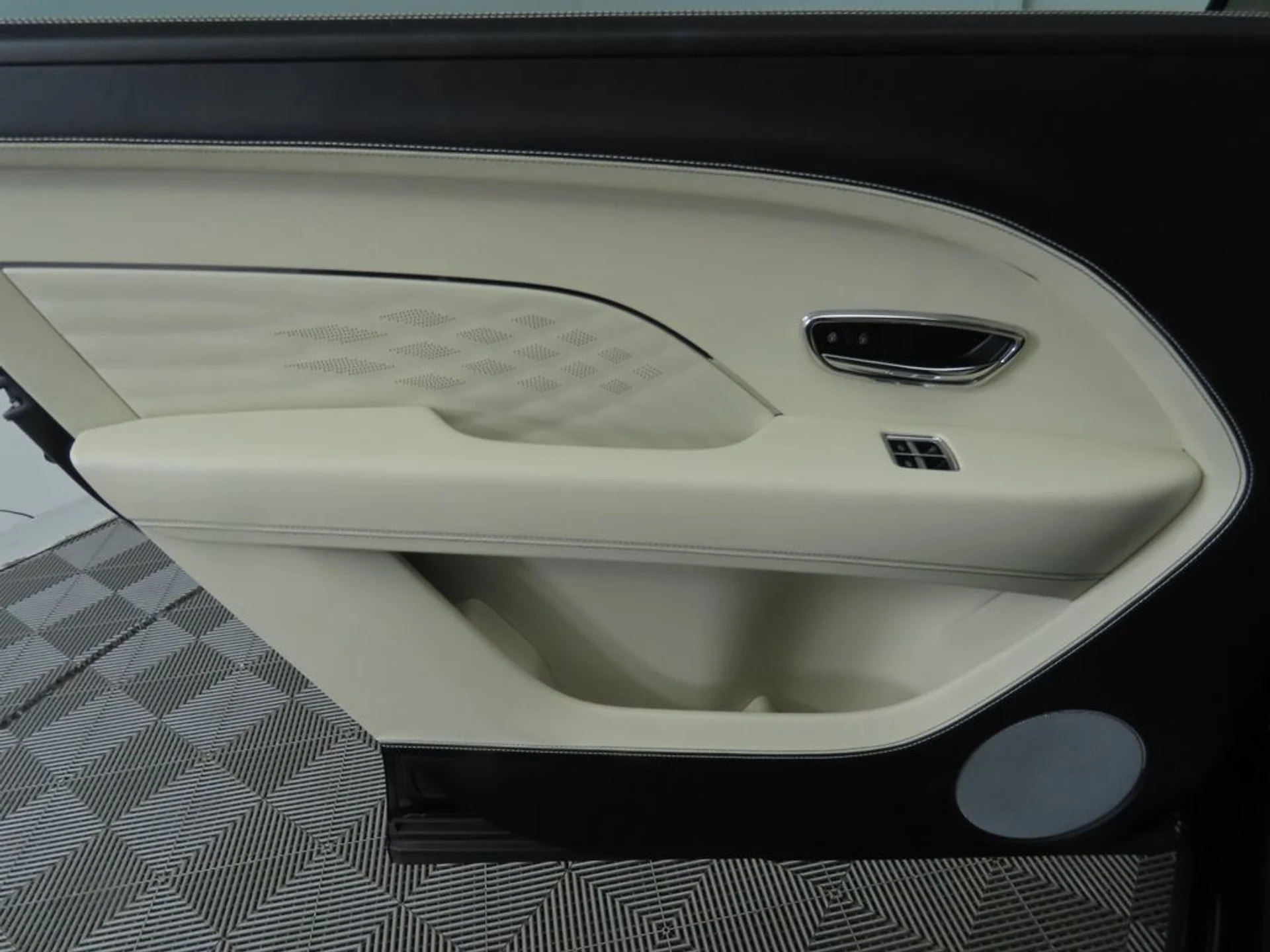 mph026_3365915544_used_2023_bentley_bentayga_ewb_8119_22900823_27_1024_f7e2a41d70