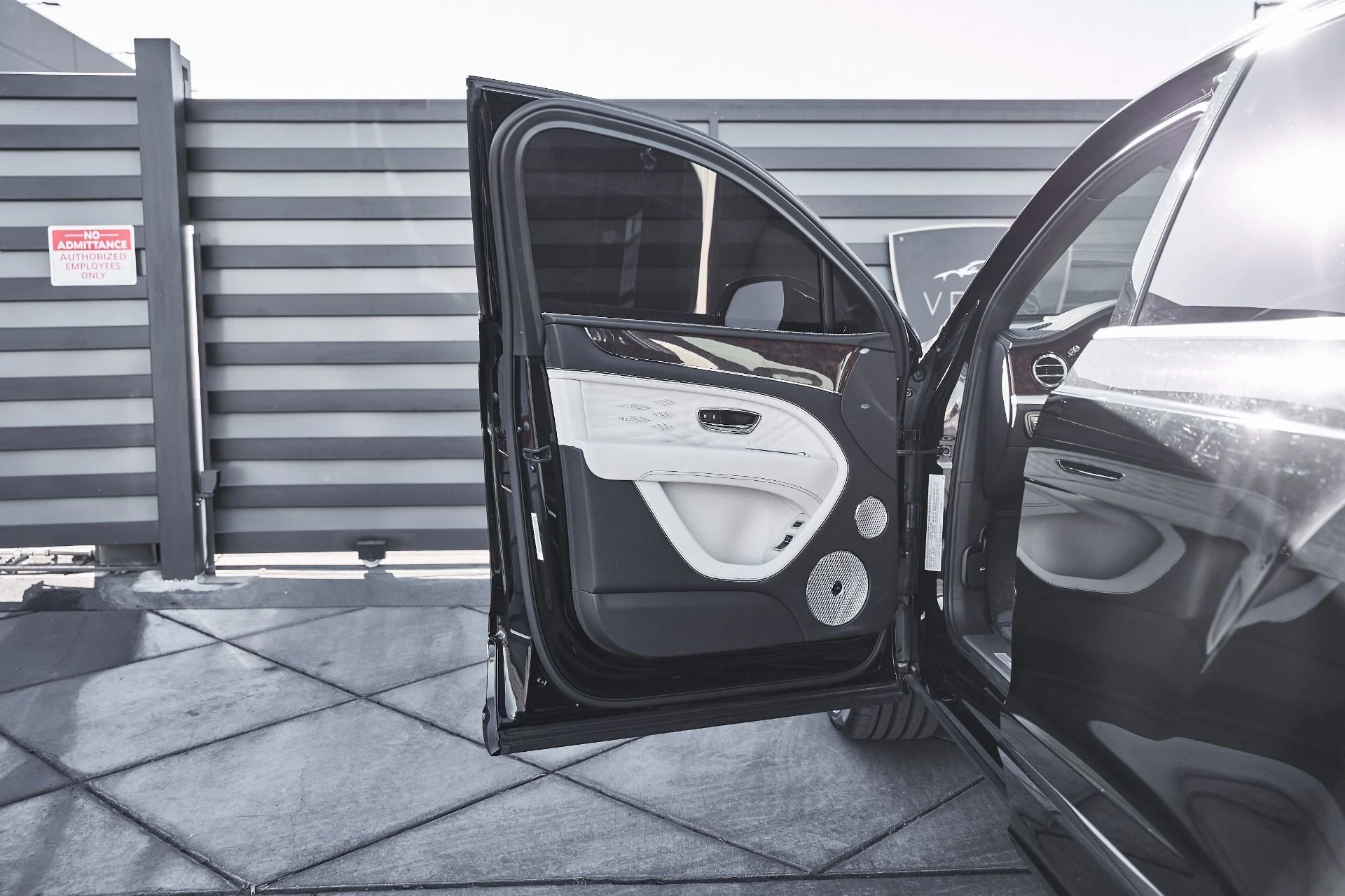 mph026_3391851905_Used_2023_Bentley_Bentayga_EWB_Azure_1773968869_82b963c4b6