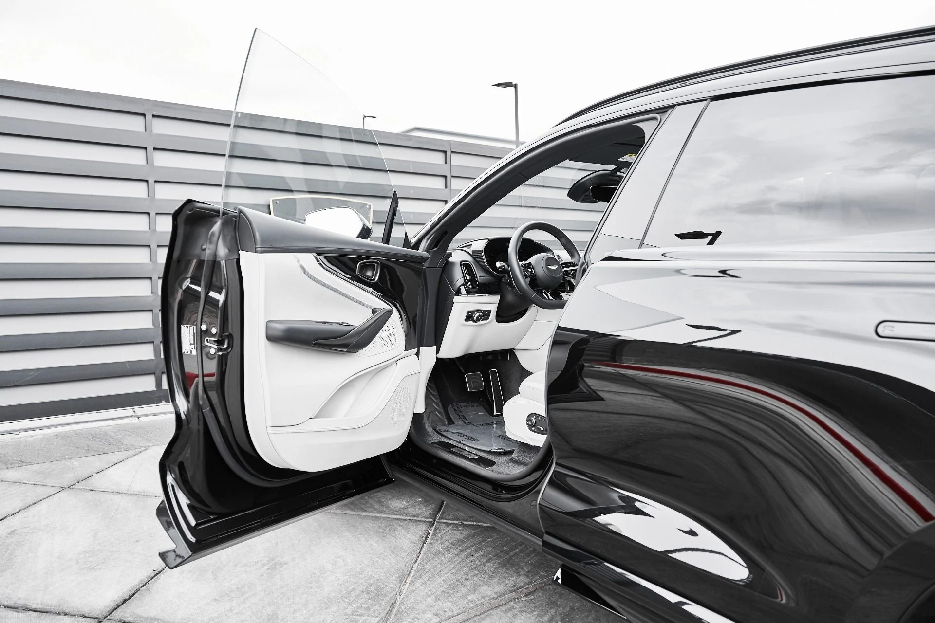 mph026_3403638497_Used_2025_Aston_Martin_DBX_707_1775007972_4175be3382