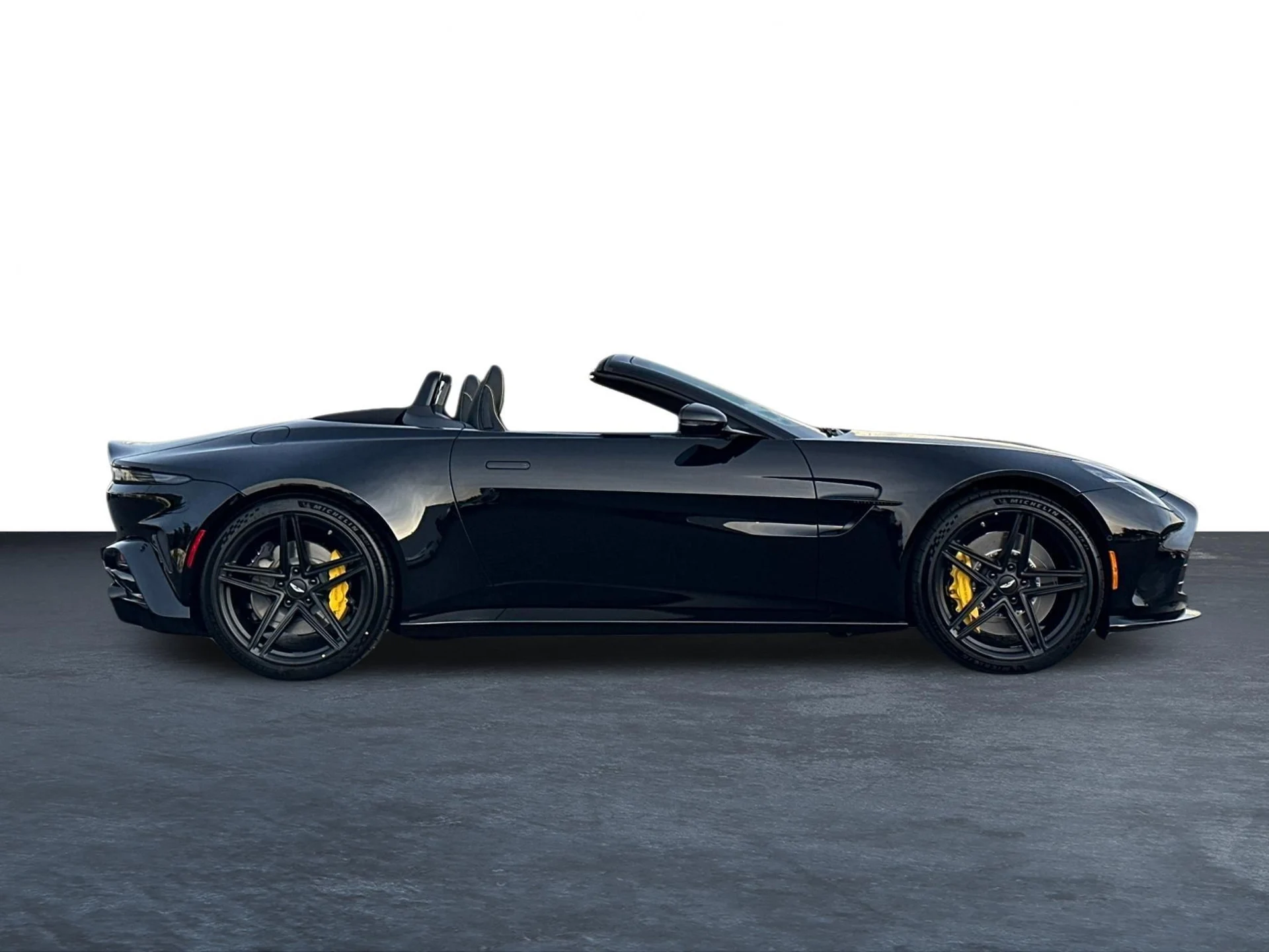 mph026_341288026_New_2026_Aston_Martin_Vantage_Roadster_1764774710_0c4b3ec99c