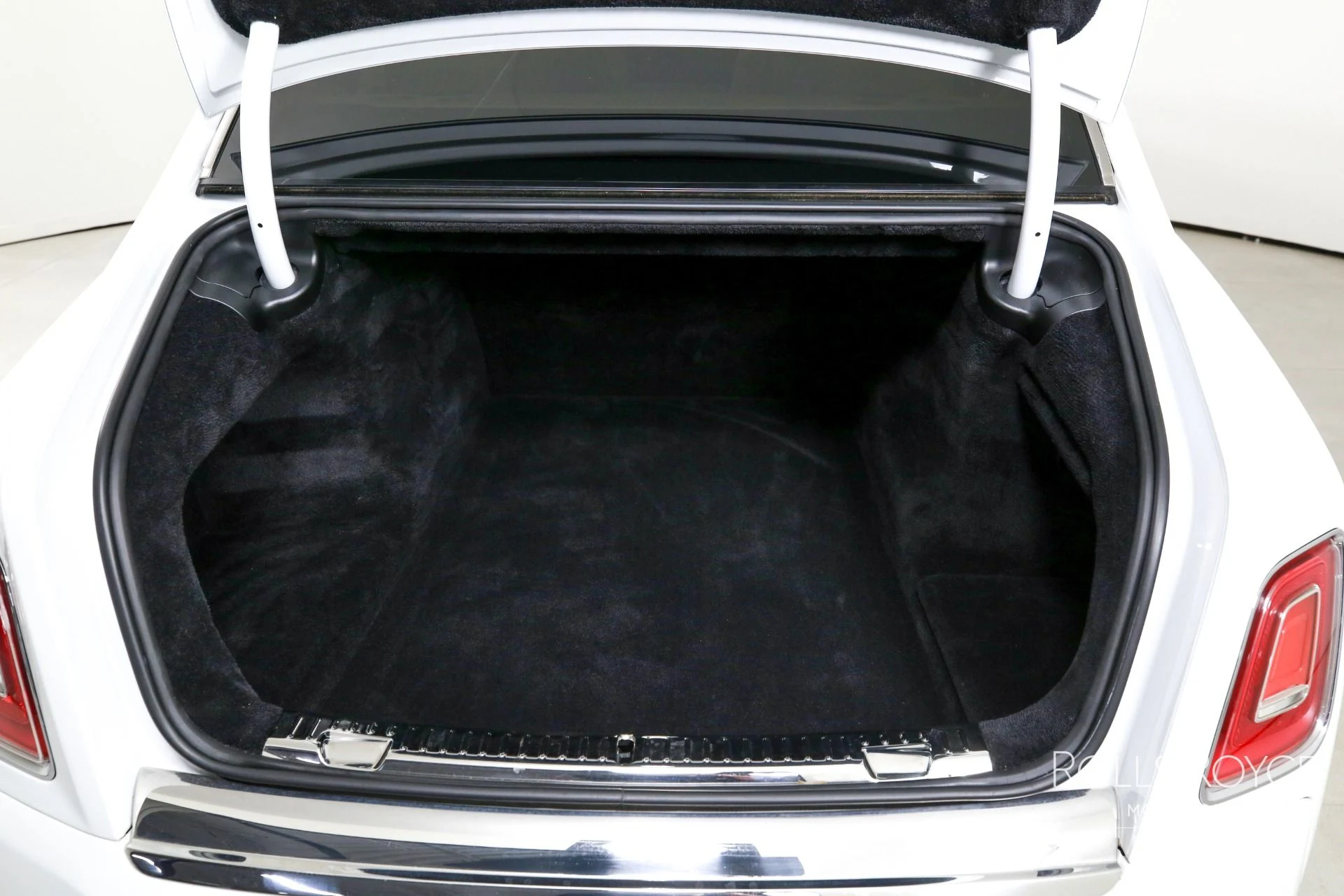 mph026_3439785006_Used_2024_Rolls_Royce_Phantom_1767116656_e6e07a518e