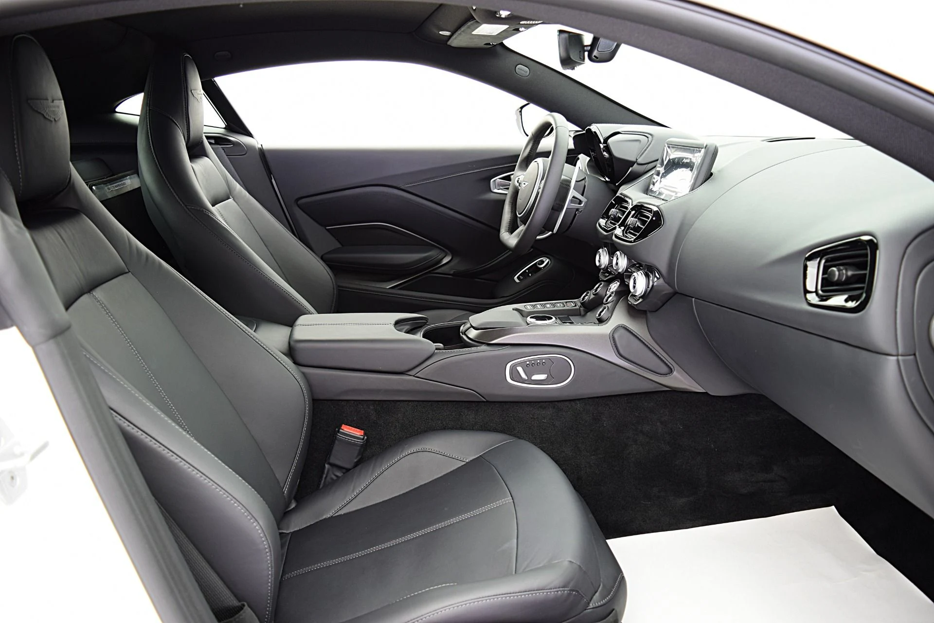 mph026_3449040357_Used_2023_Aston_Martin_Vantage_Coupe_9ad8e1cf5c