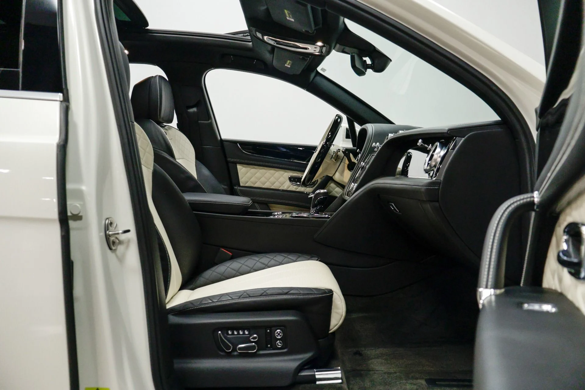 mph026_3465386496_Used_2020_Bentley_Bentayga_V8_1760480773_07146d74ef