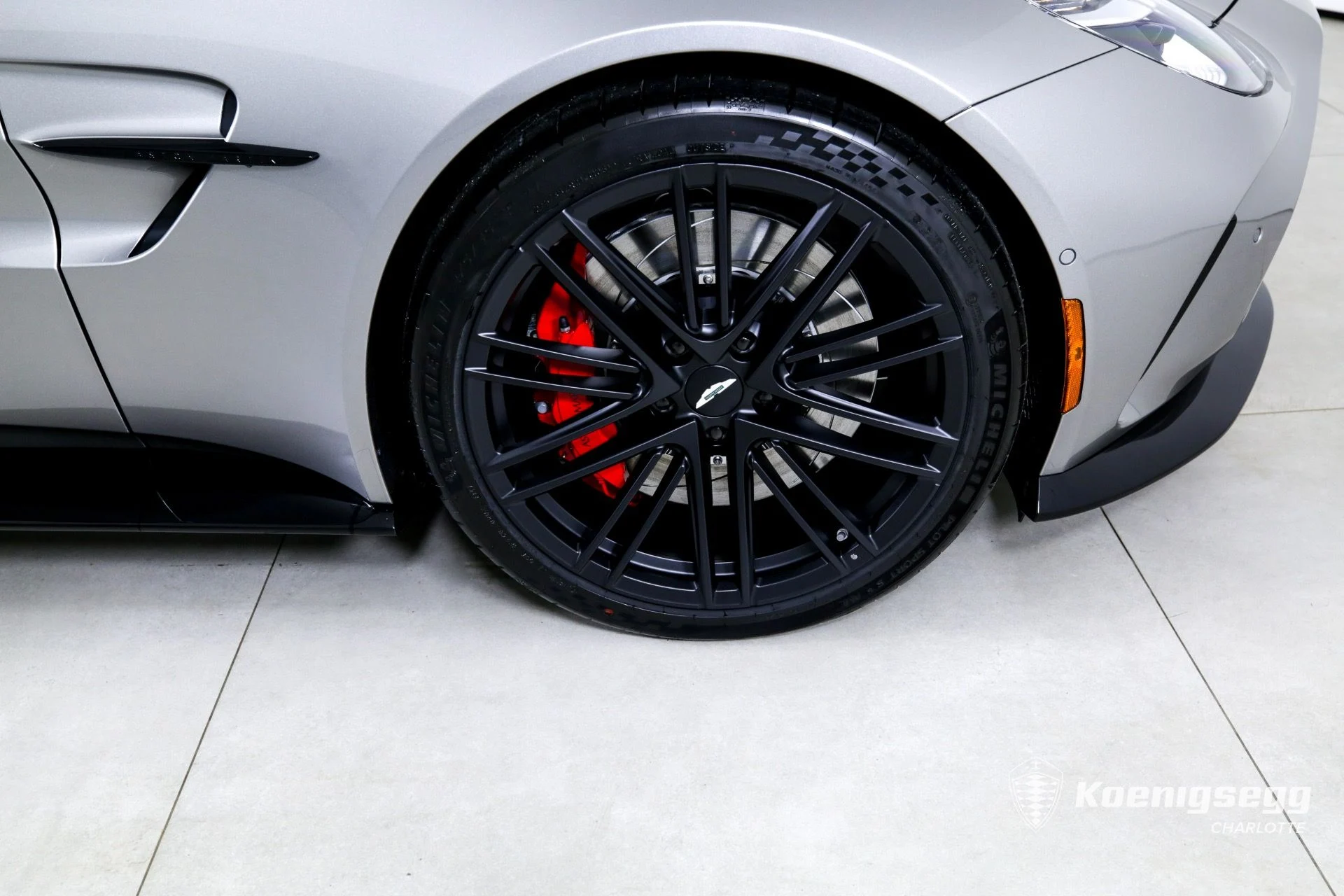 mph026_3472790239_Used_2025_Aston_Martin_Vantage_1760978372_4f28756236