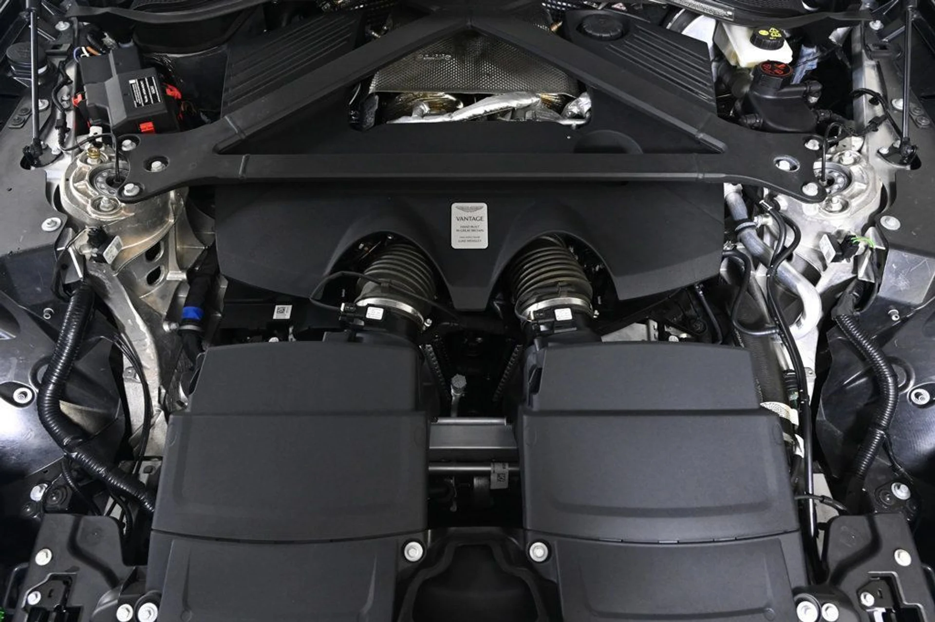 mph026_3501302109_used_2025_aston_martin_vantage_base_11350_22975162_26_1024_bc0a6c94f5