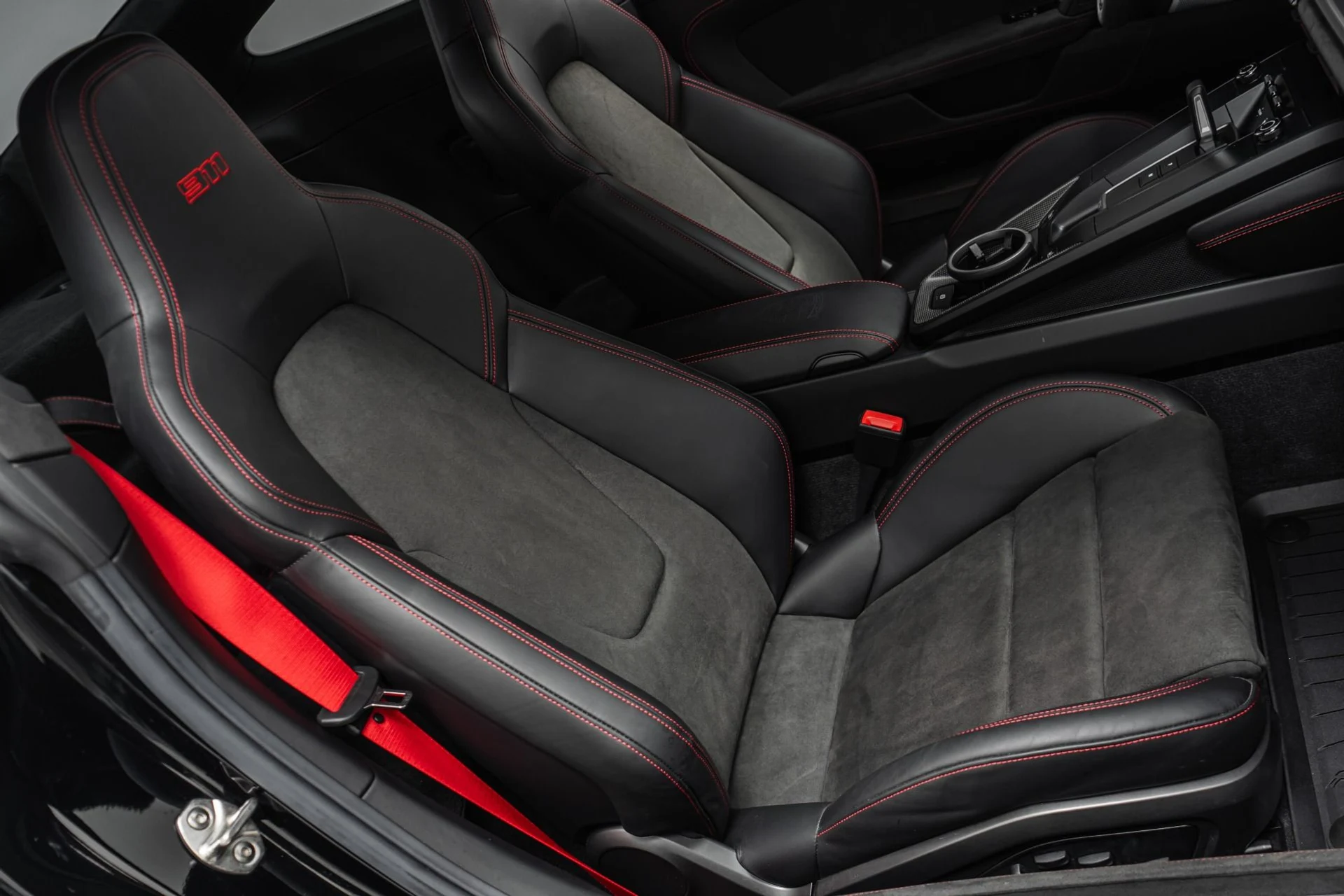 mph026_3506066981_Used_2024_Porsche_911_Dakar_Martini_Livery_Carbon_Roof_570_of_2500_1777055109_ed0976ef13