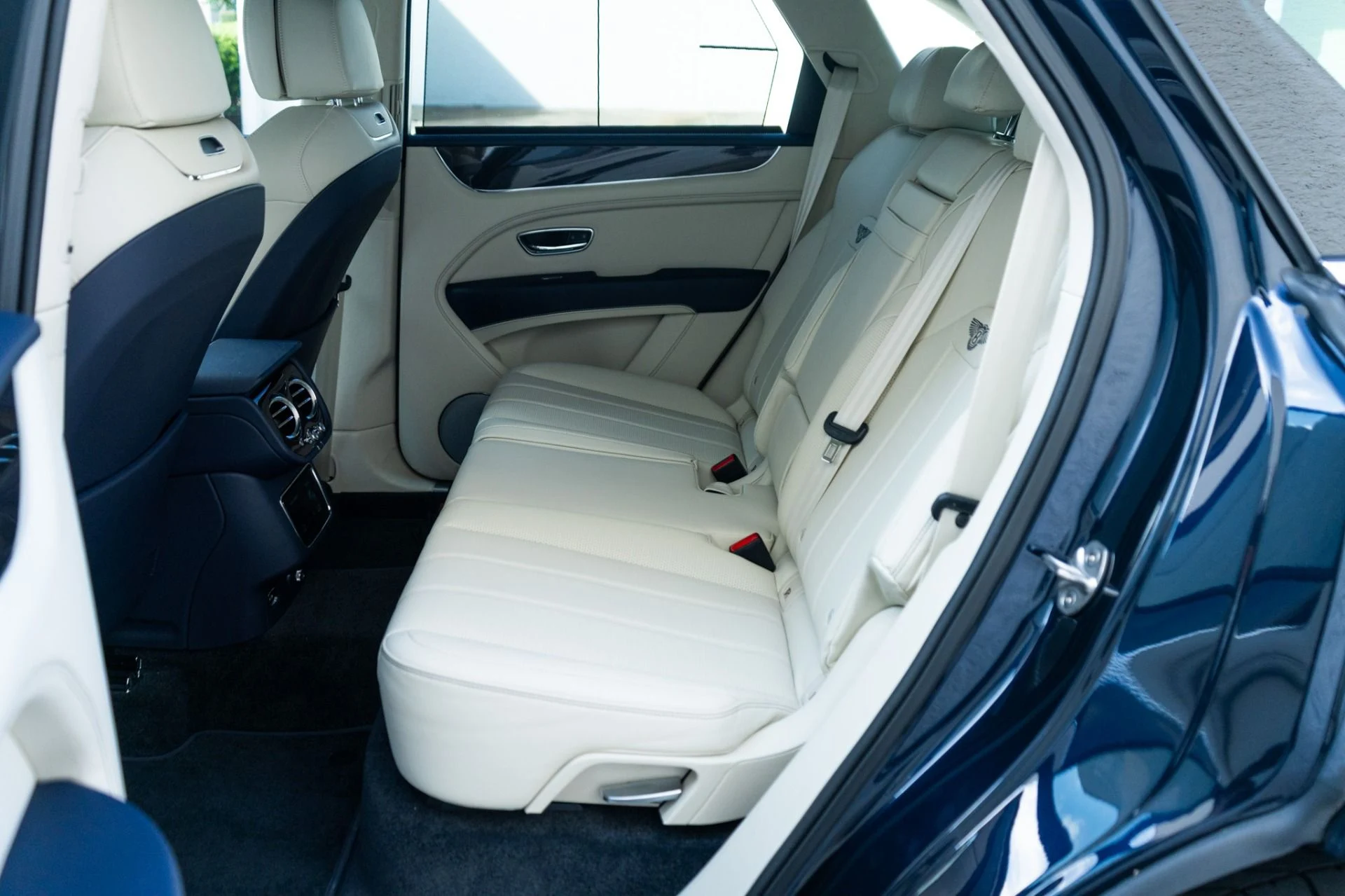 mph026_3508013260_Used_2024_Bentley_Bentayga_V8_1761672305_47efedea08