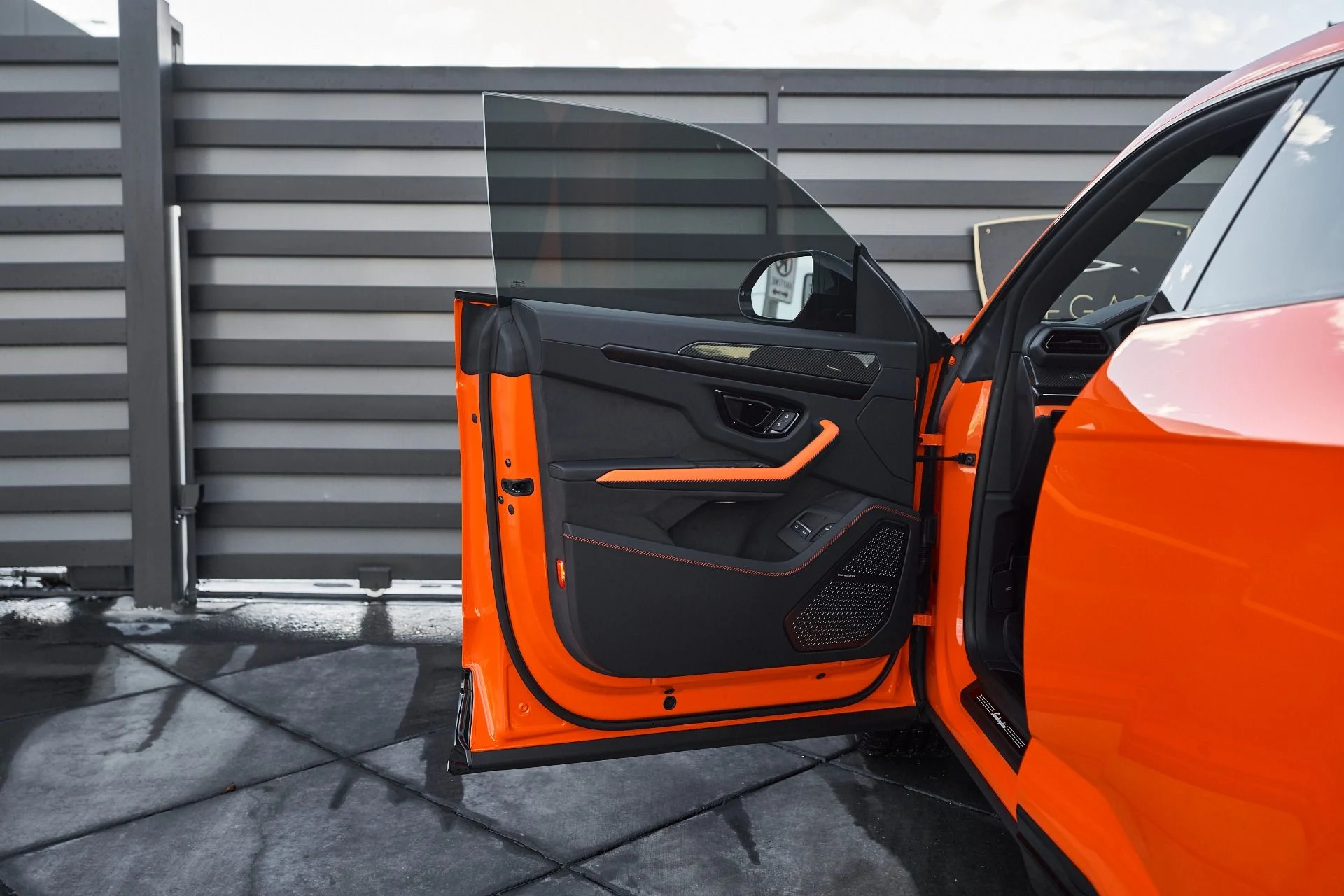 mph026_3538427386_Used_2025_Lamborghini_Urus_SE_1763680399_5e722915d4