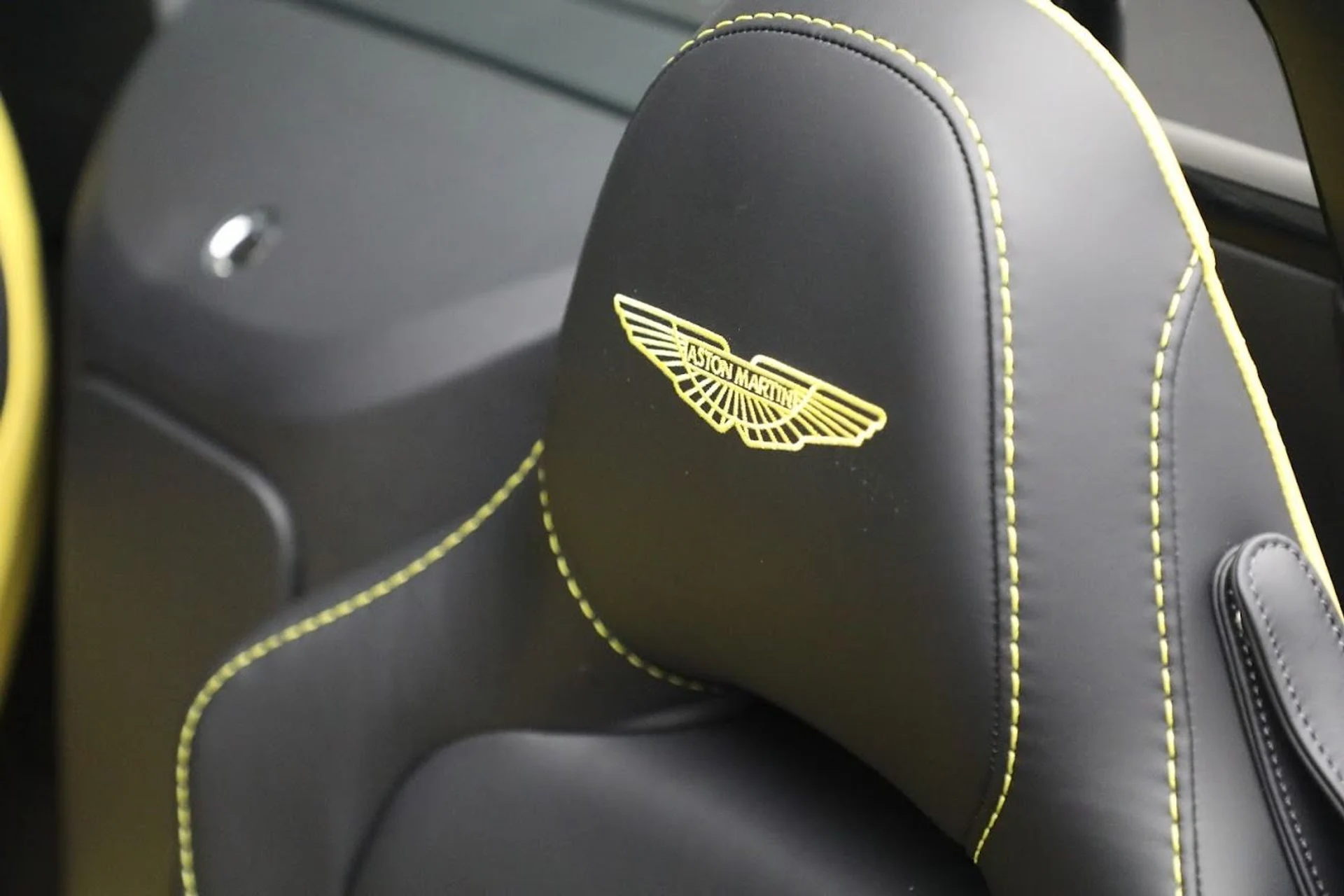 mph026_3542606749_Used_2023_Aston_Martin_Vantage_V12_1687444772_cccb0ec2ad