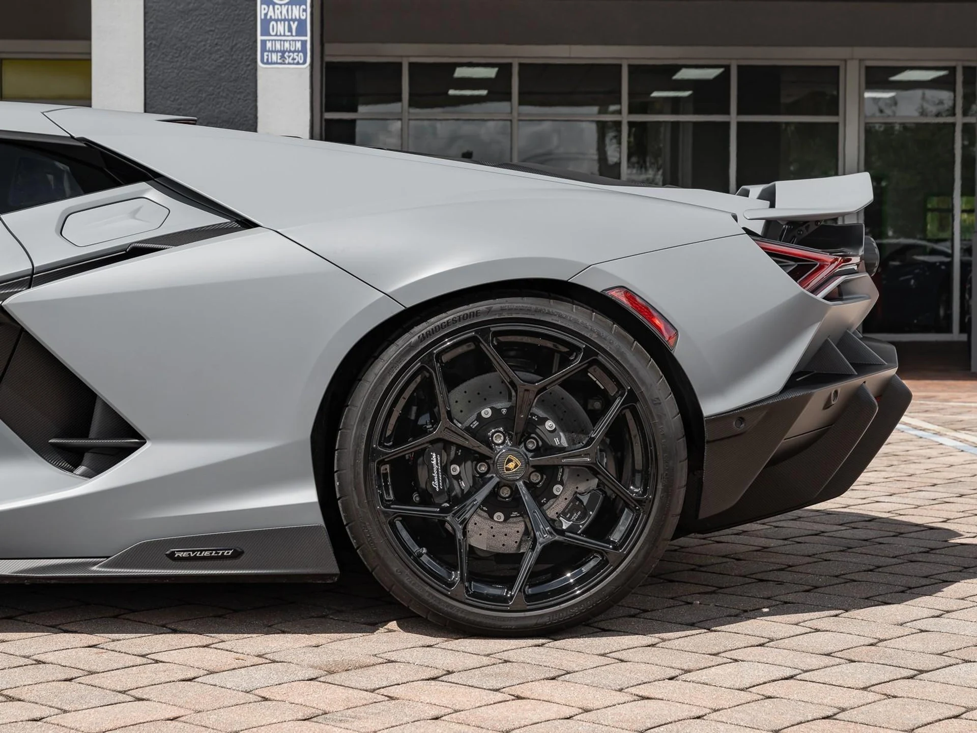 mph026_3547116814_Used_2024_Lamborghini_Revuelto_1758910281_5d76f3212c